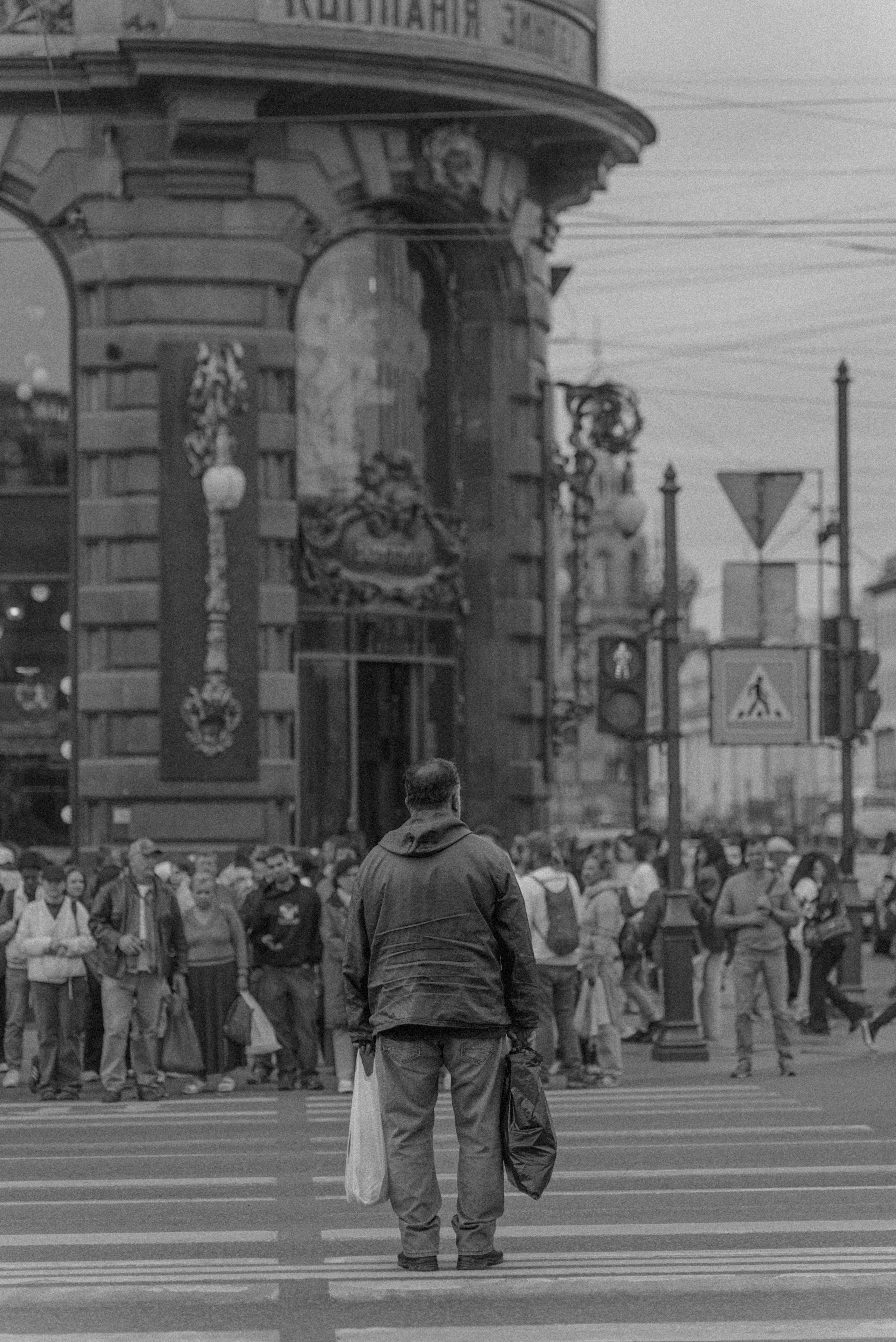 2025. Стрит-фотография, полная абсурда, идиотизма и красоты