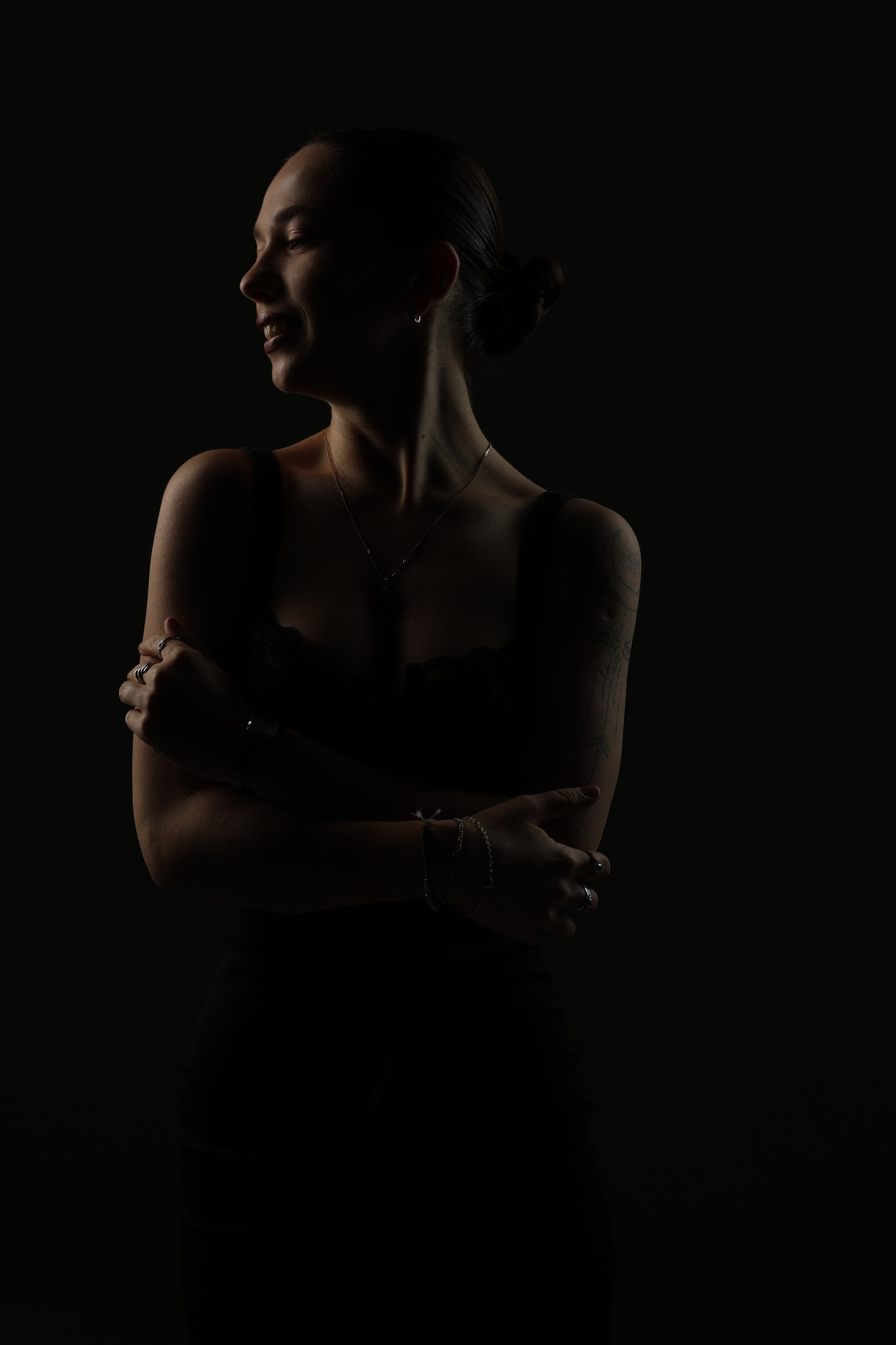 Портрет девушки в стиле низкого ключа с мягким освещением и выразительными тенями