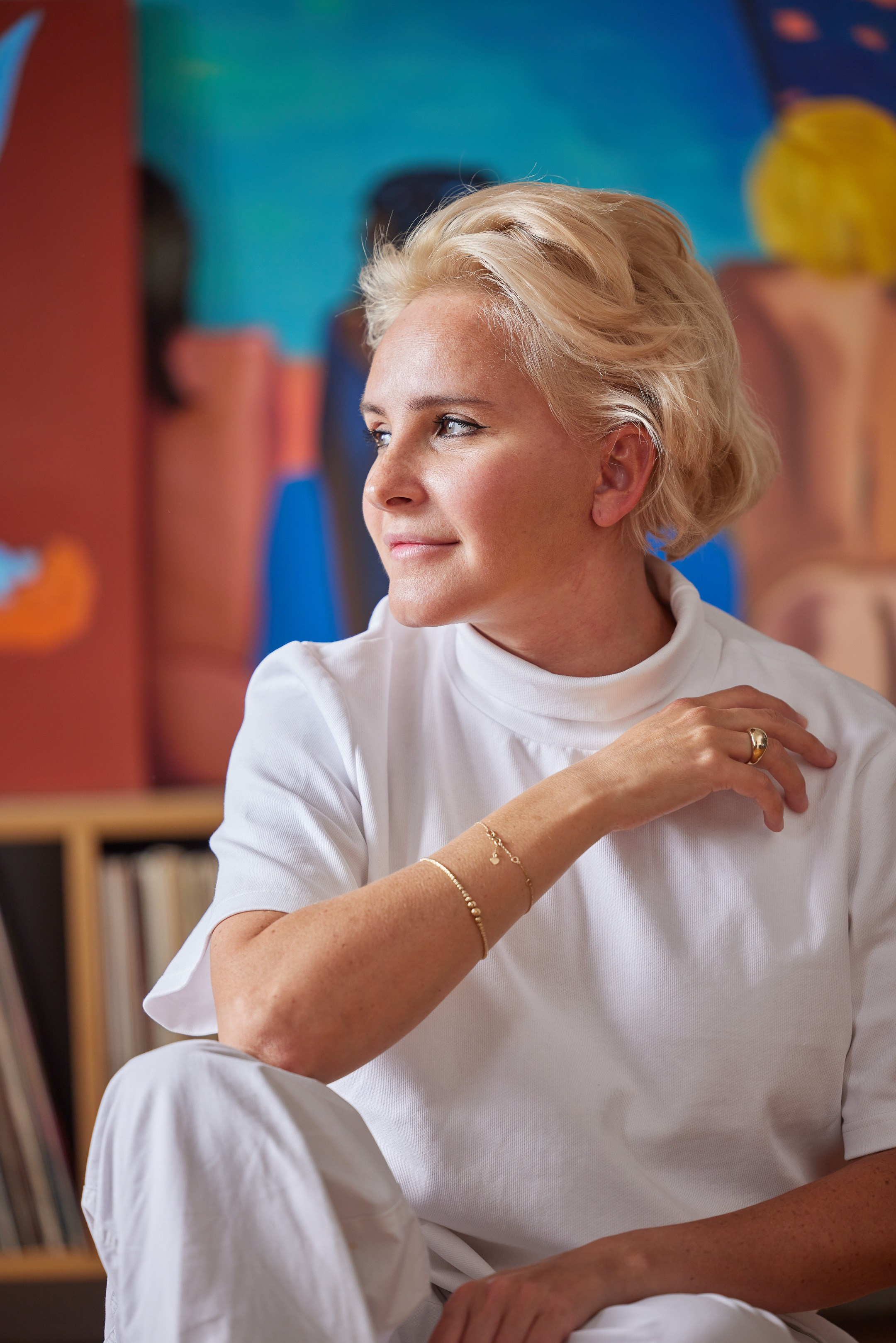 Portrait of a girl artist in the studio interior - photographer Andrey Dunin
