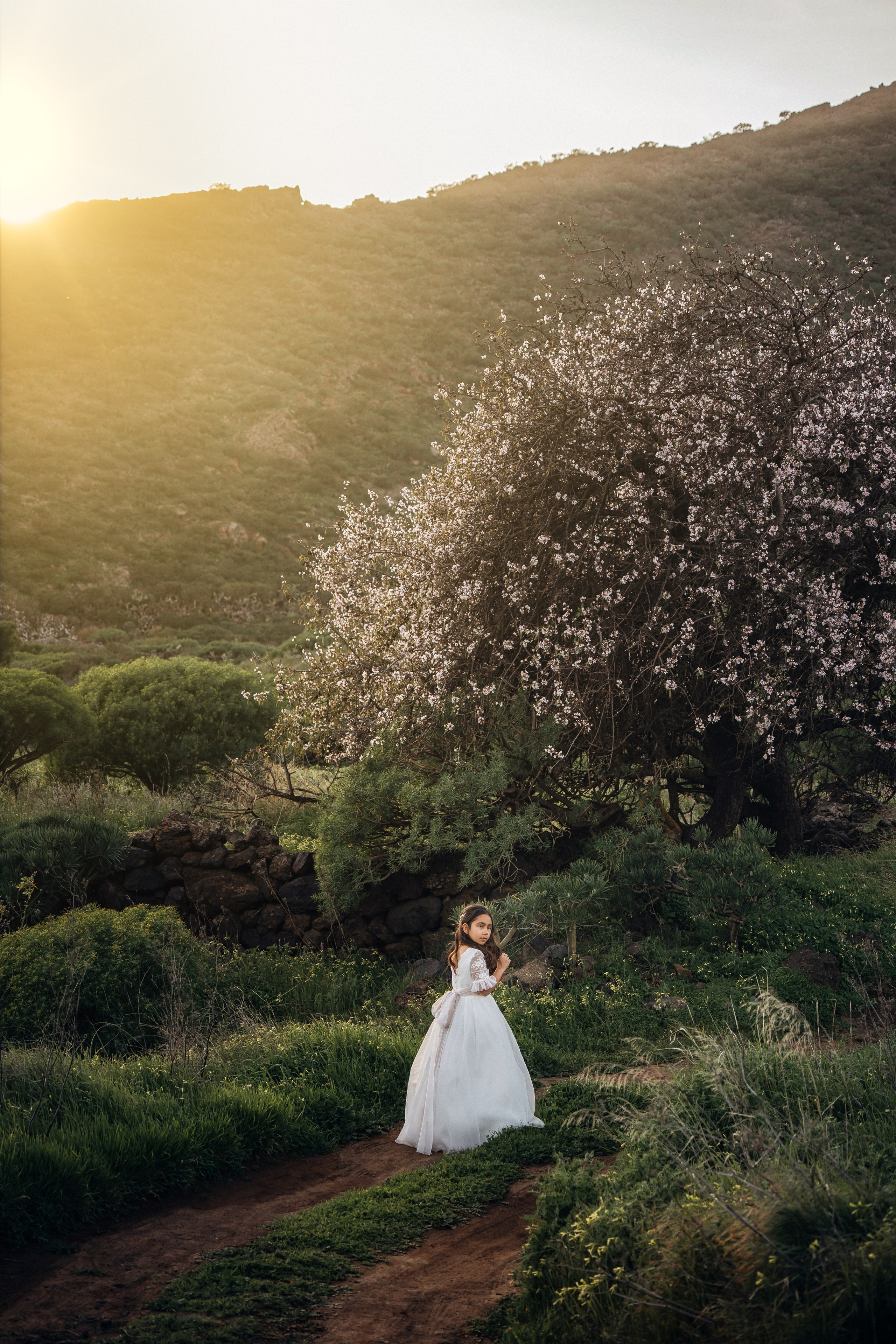 Fotos de comunión en Tenerife – Sesión con almendros en flor. Tania Bonnet | Fotógrafa profesional en Tenerife – Sesiones con vestidos voladores