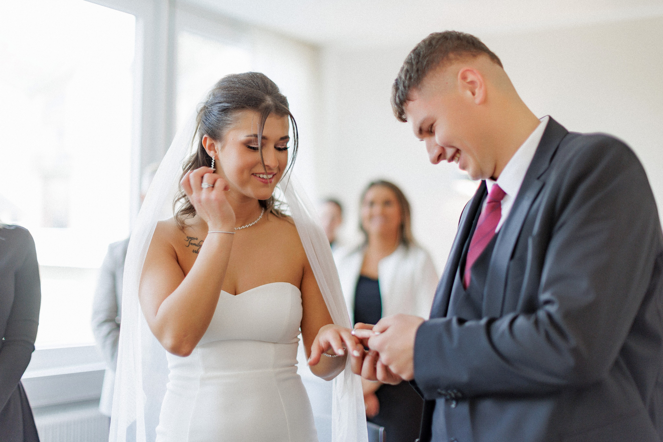 Hochzeitsfotografie im Schloss Arensburg: Ein Tag voller Liebe. Hochzeitsfotograf und Hochzeitsvideograf aus Hamburg | Roka21Film