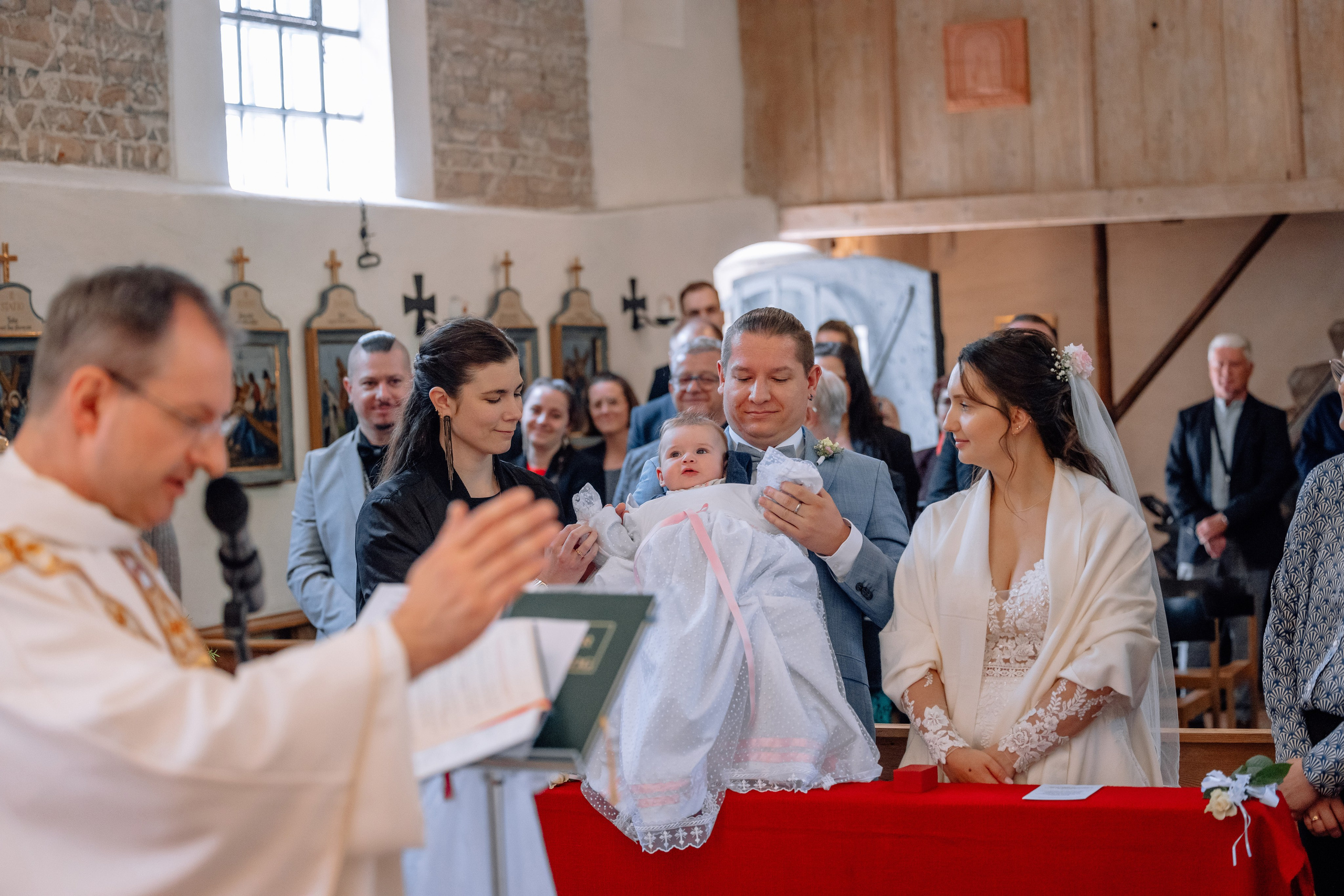 Trauung und Taufe: Heilig-Kreuz-Kirche. Hochzeitsfotograf München Taufe Familienfotograf Tanja Mauke