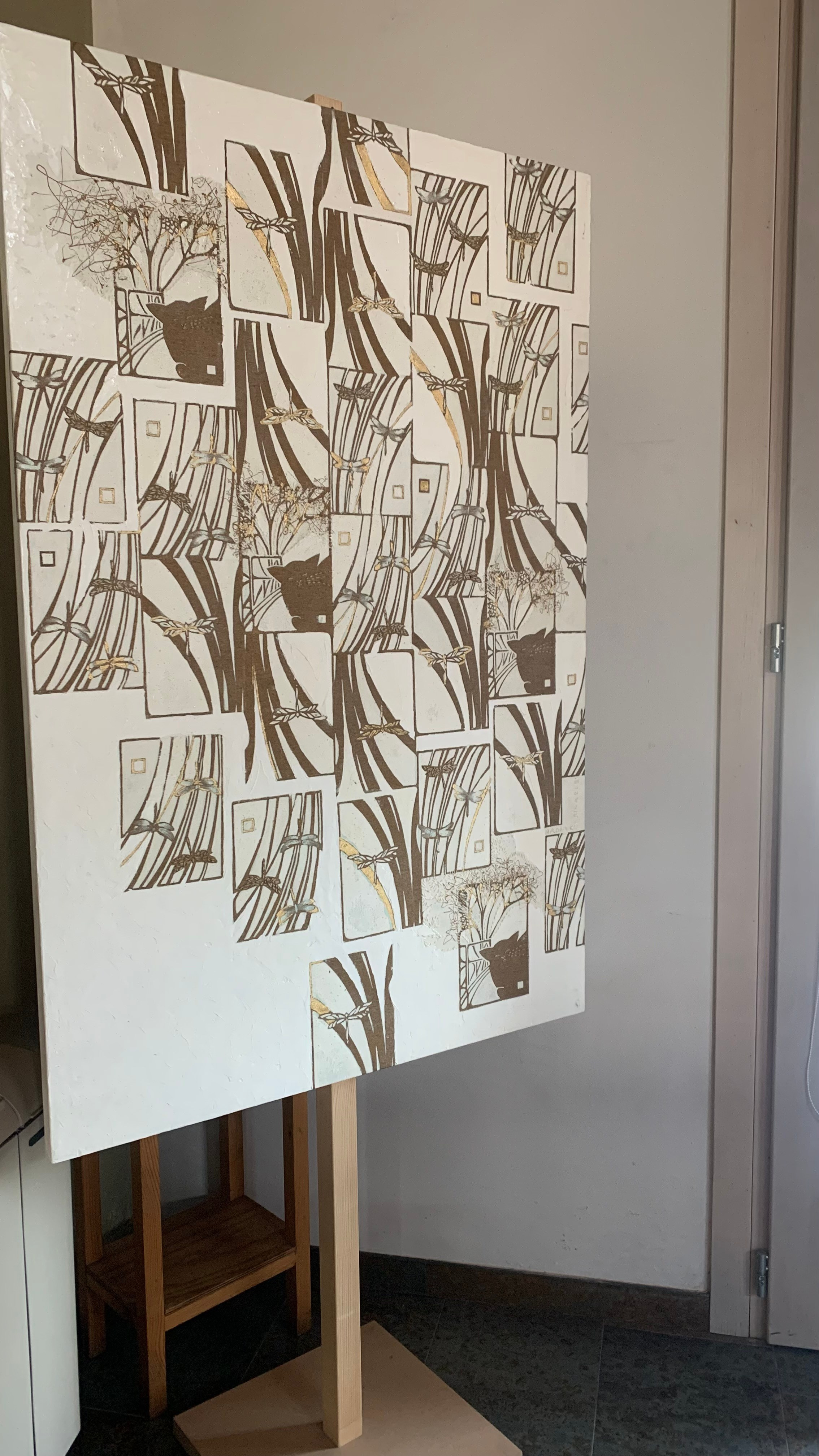 Opera su tela “Gatti e Libellule”, 2021, Nadia Kuprina, tecnica mista: stampa da linoleografia e ricamo, bianco e oro, lavoro decorativo di forte identità grafica, equilibrio tra minimalismo, lusso e segno contemporaneo, esposta in più gallerie.