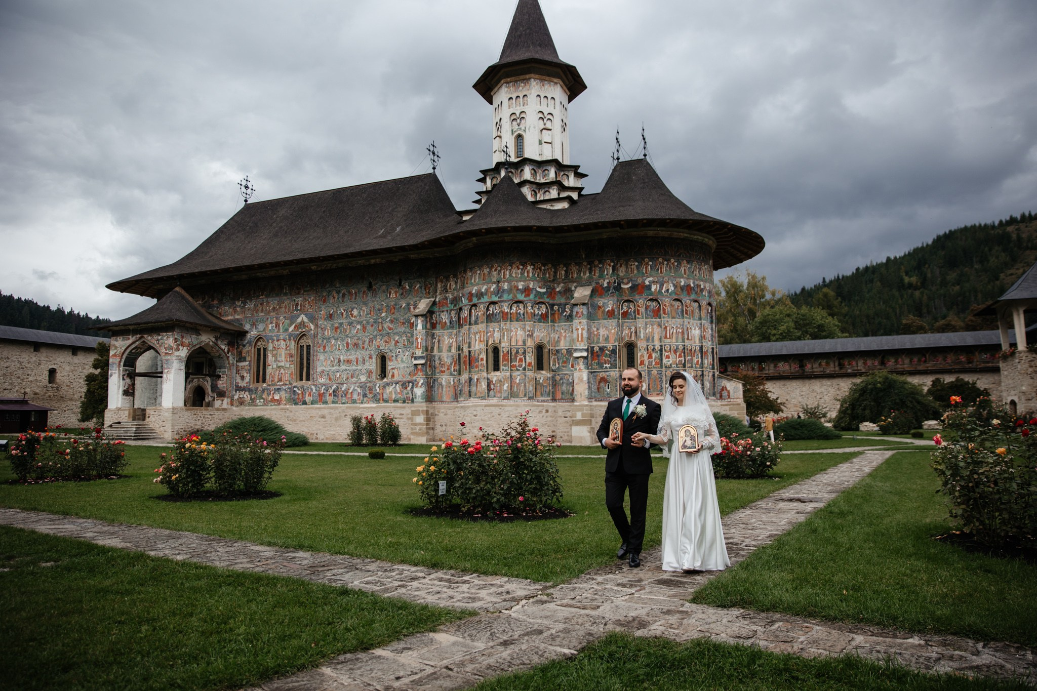 Nunta de Poveste la Sucevița: Cristi și Andreea. Servicii foto-video profesionale, pentru momente de neuitat