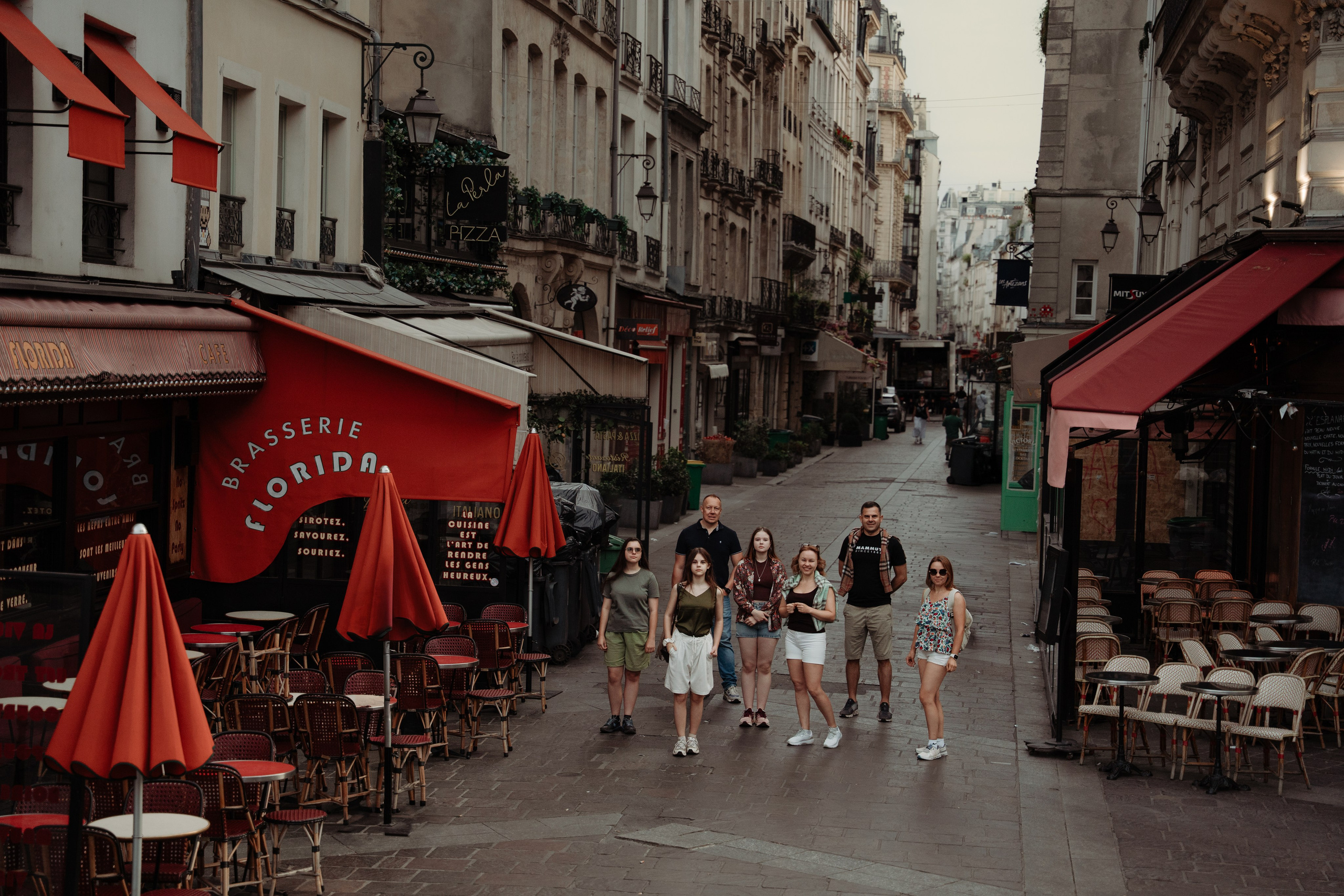 Family walk through the morning Paris. Фотограф в Париже Полина Осипова