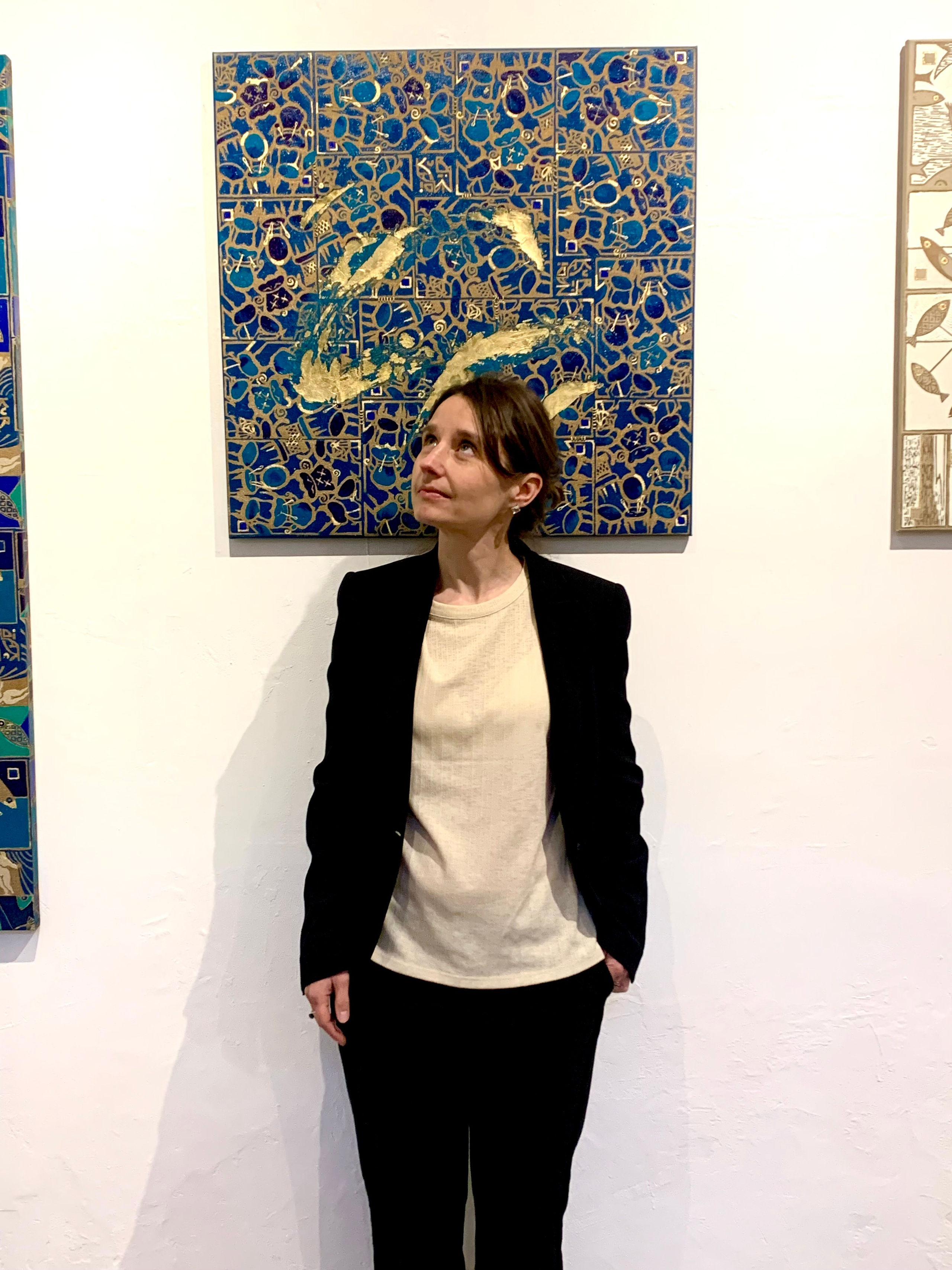 Opera astratta decorativa “Signore Poltrone” di Nadia Kuprina, tecnica mista su tela con linoleografia, ricamo, olio e foglia oro, ripetizione modulare del pattern, dialogo tra ritmo, materia e preziosità cromatica