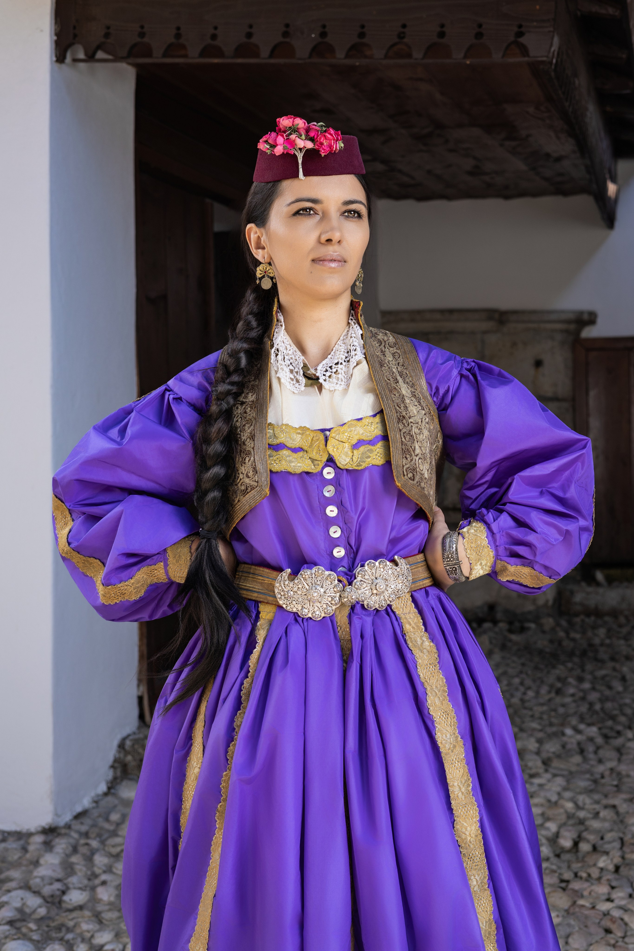 Originalne narodne nošnje Bosne i Hercegovine izložene u Svrzinoj kući u Sarajevu, prikazane u autentičnom ambijentu tradicionalne gradske arhitekture. Original folk costumes of Bosnia and Herzegovina displayed in the Svrzo House in Sarajevo, presented in the authentic setting of traditional urban architecture.