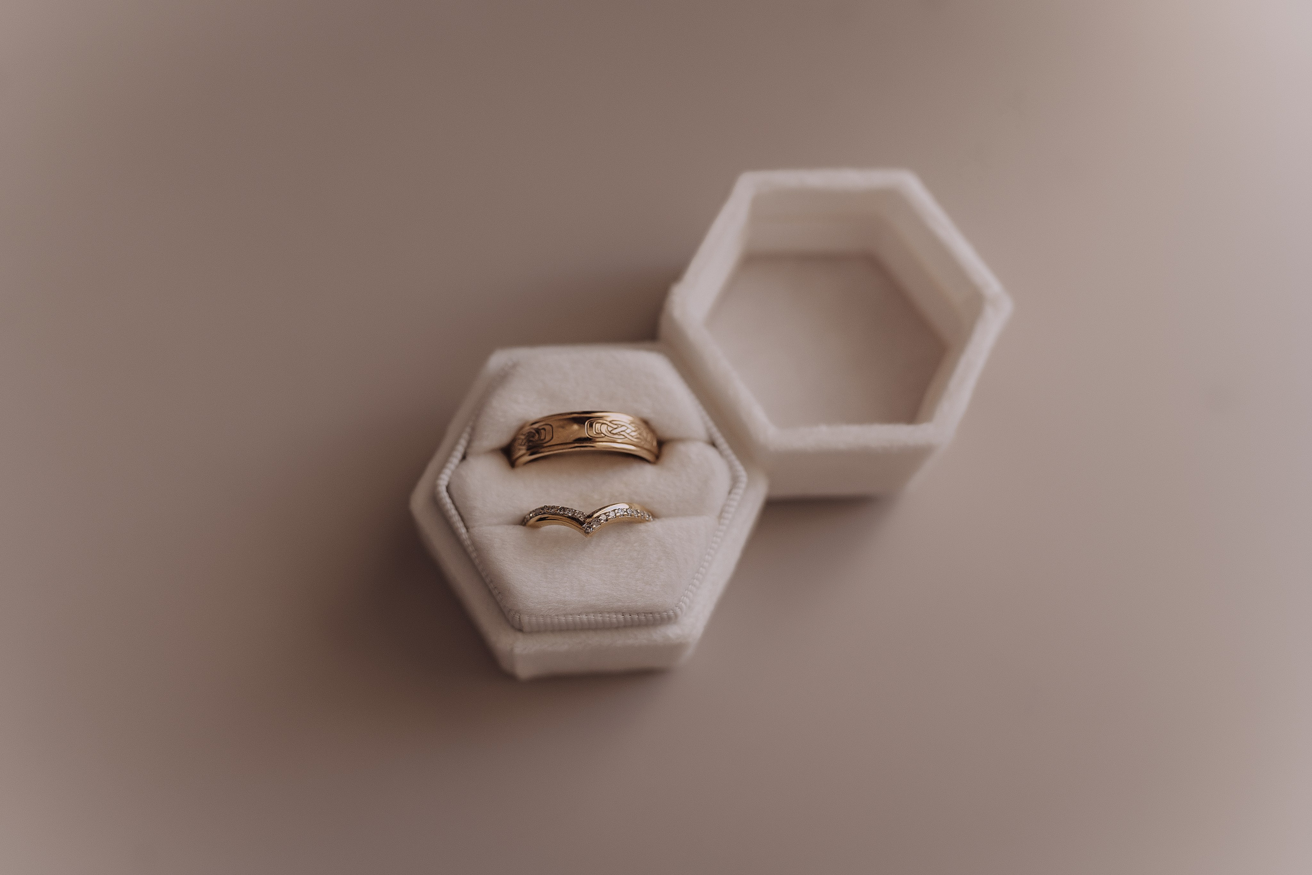 Megan & Oneias. Main