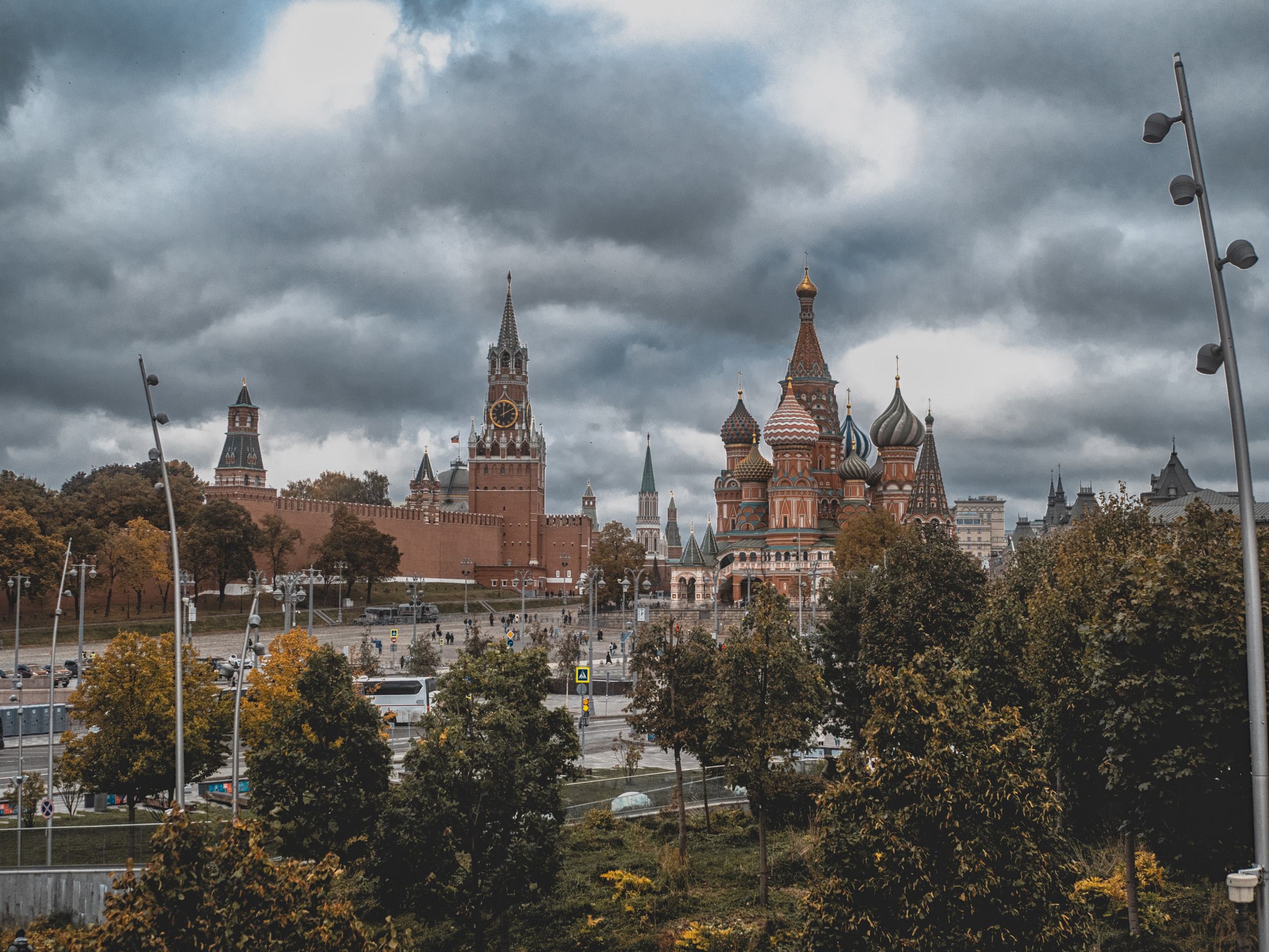 Moscou, une promenade vers Parc « Zaryadye » longeant Moskva-Reka. Photographe sur Cote d’Azur. Portraits de familles, couples, enfants, événements
