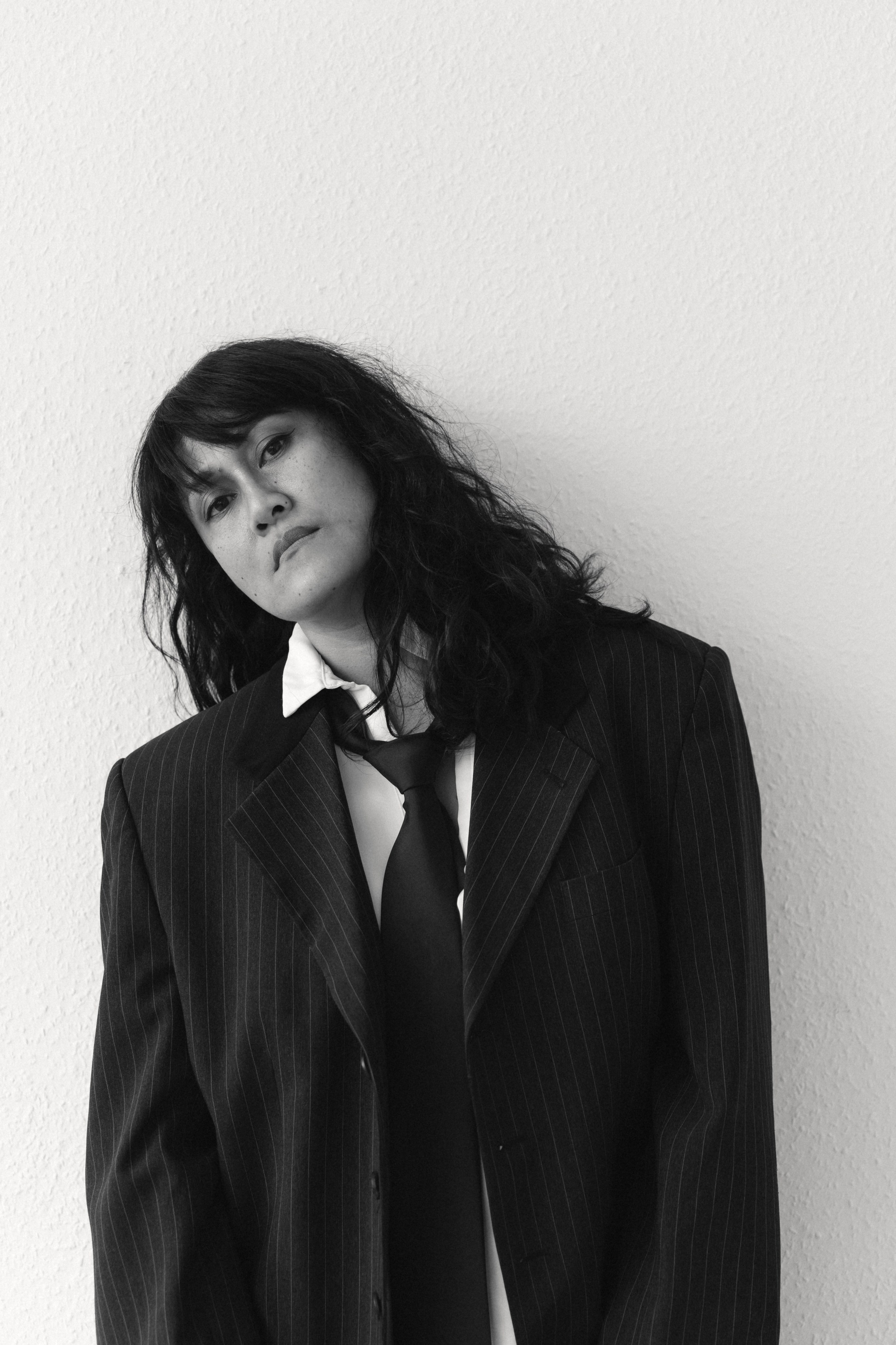 Fotosessions einer Frau im Männerlook. Schwarz-weiß Fotografie in Münster. Fotografin Viktoria Roschen