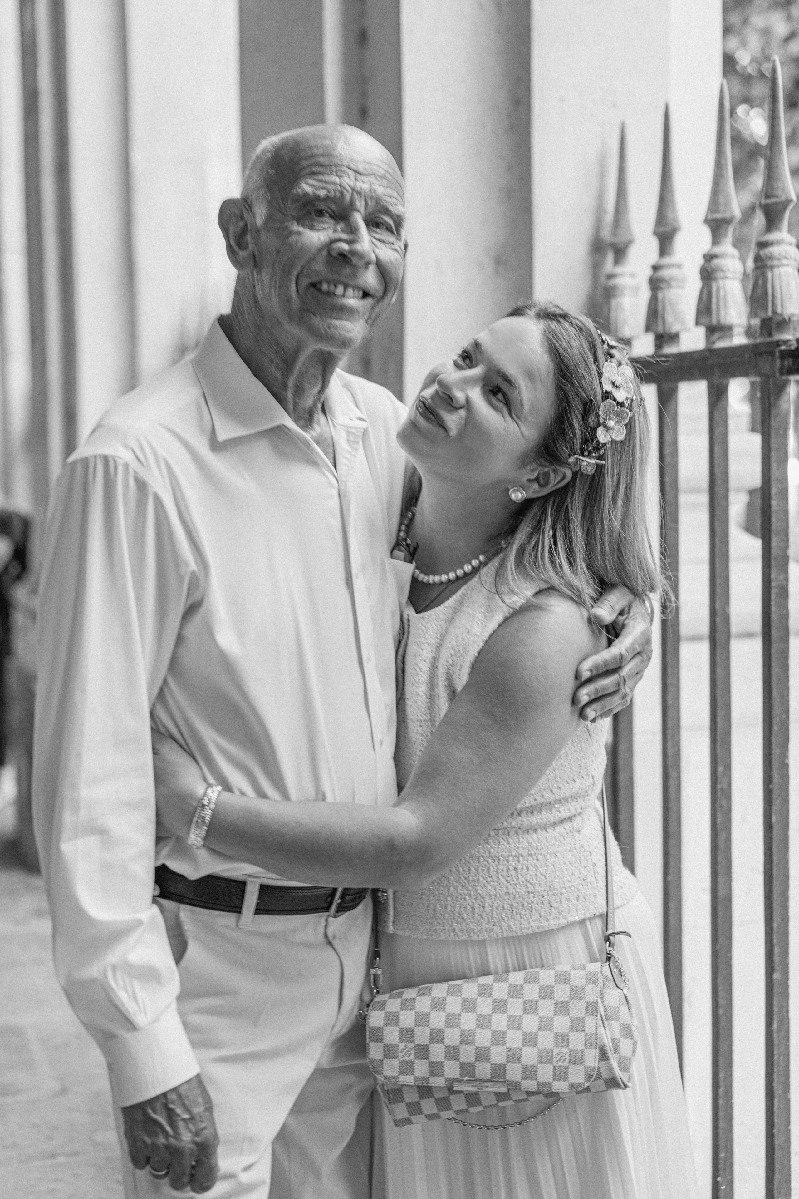 стильная взрослая пара в Париже