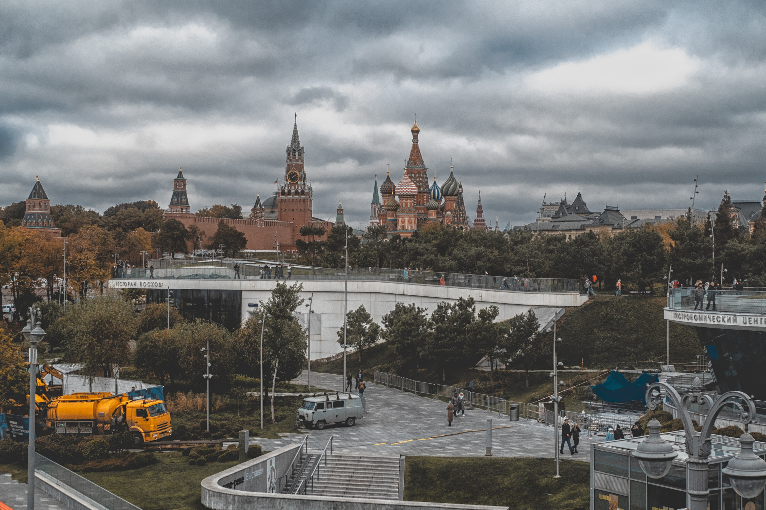 Moscou, une promenade vers Parc « Zaryadye » longeant Moskva-Reka. Photographe sur Cote d’Azur. Portraits de familles, couples, enfants, événements