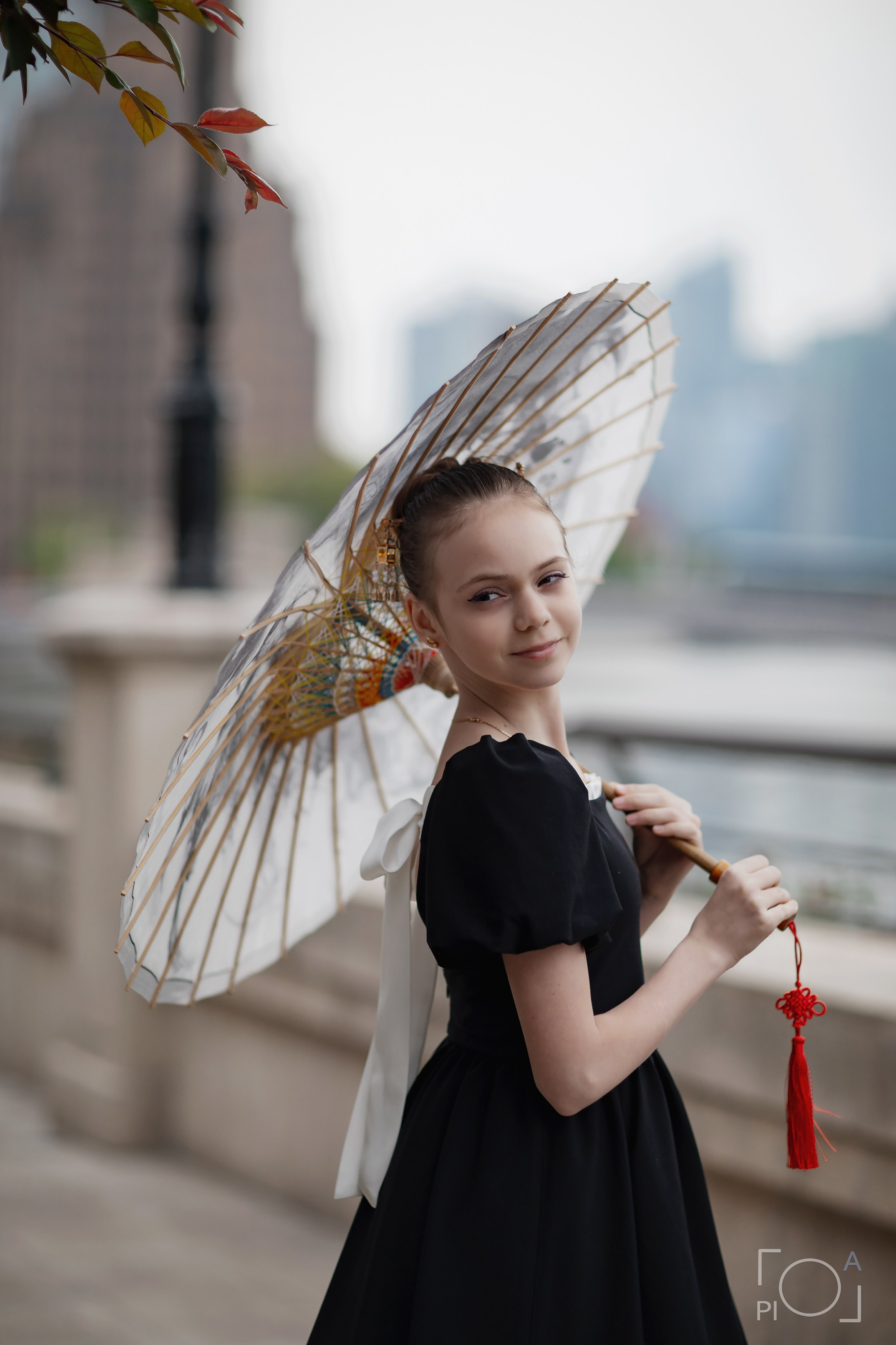 Фотосессия в Шанхае для девочки 11 лет, в черном платье. Девочка с китайским белым папирусным зонтиком