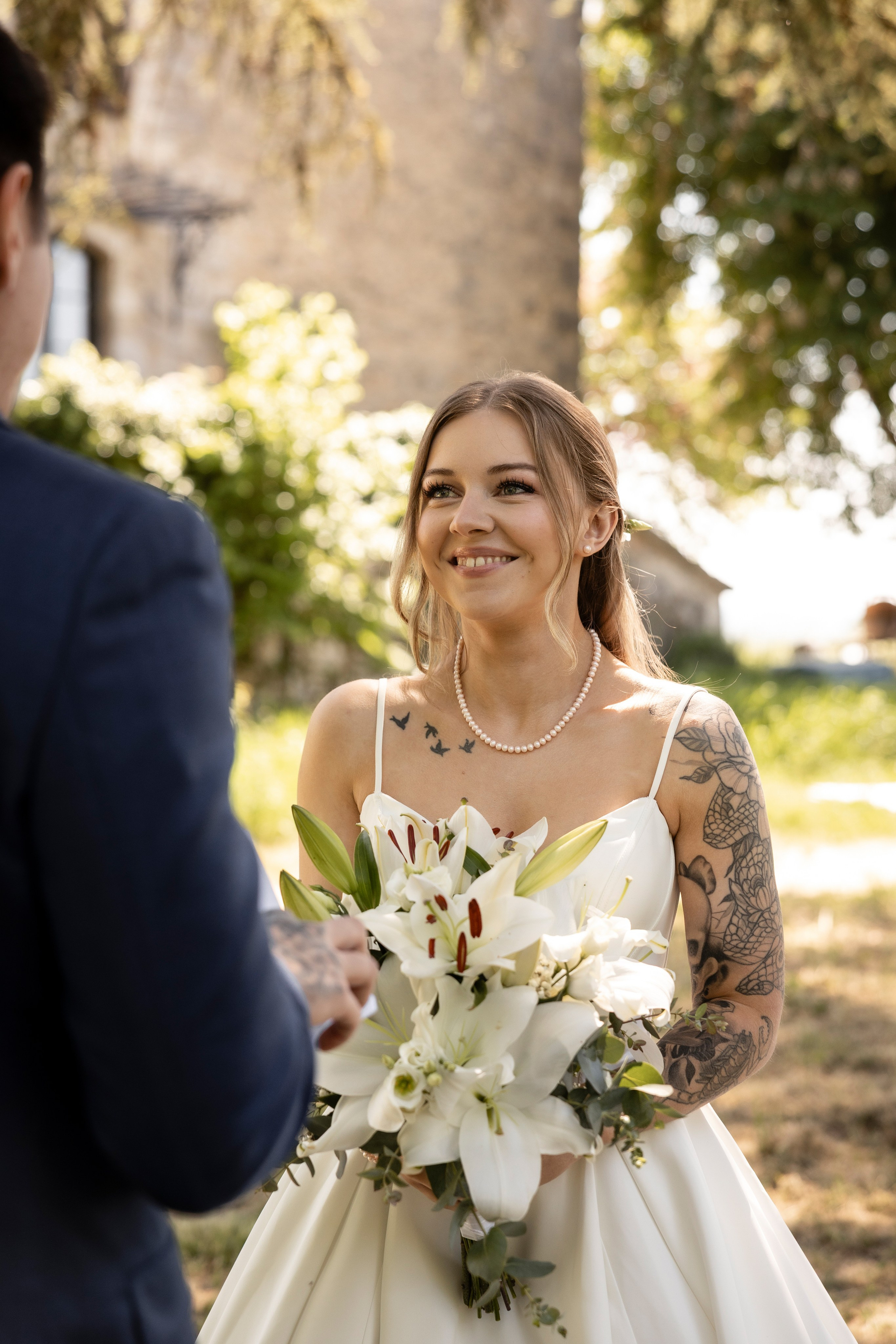 Mariée avec son bouquet pendant un elopement dans un château du Sud-Ouest de la France