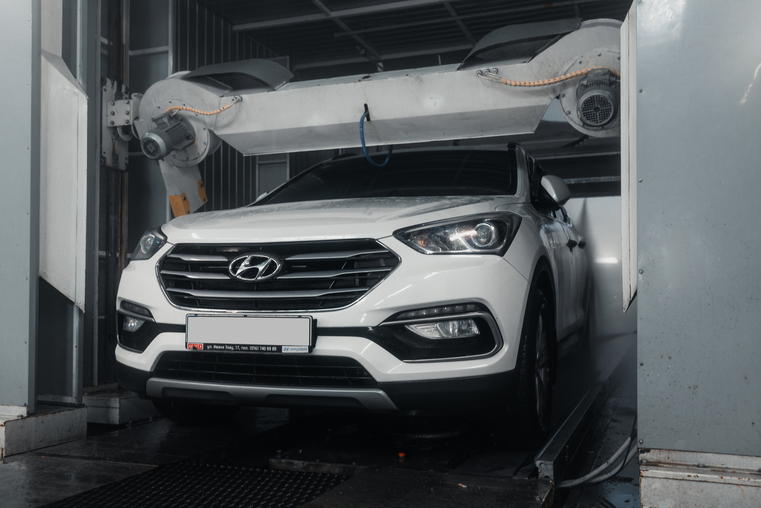 Automatic Car Wash. Photographer in Paris — Vitalii Motruk