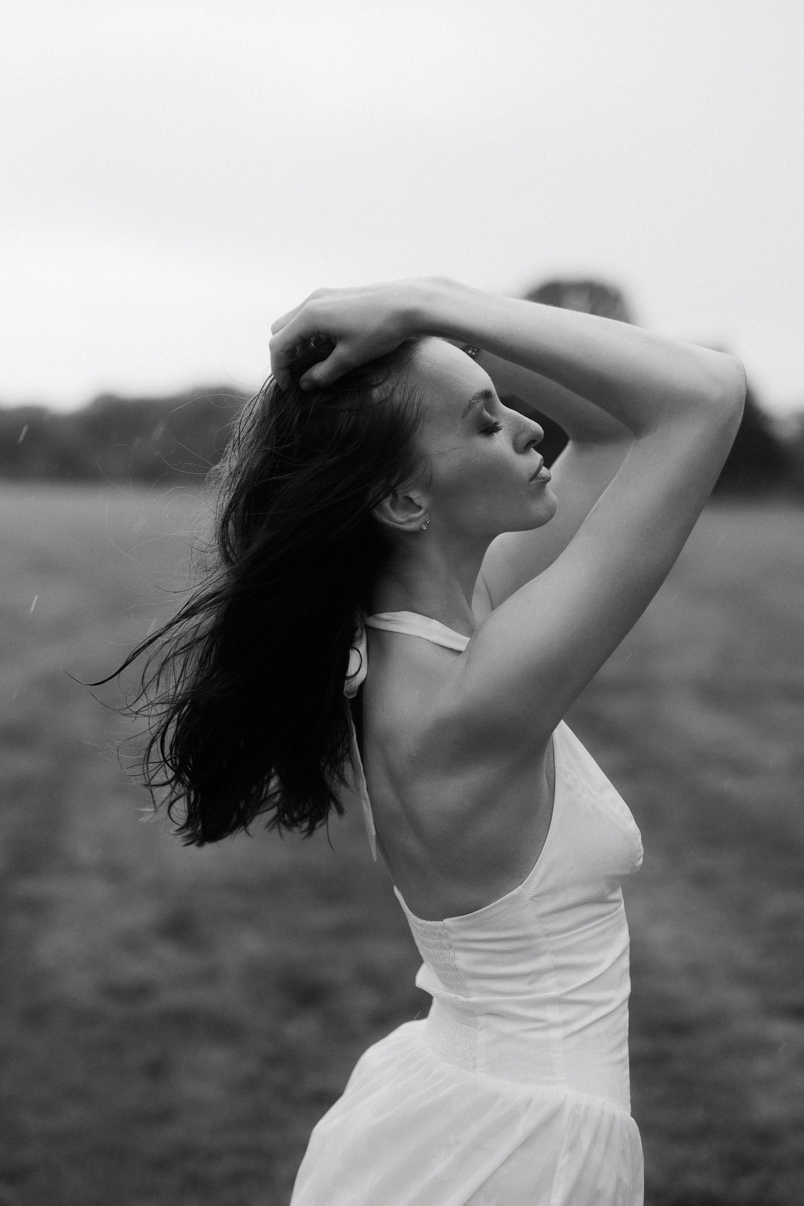 Between Rain and Light — Black & White Portrait Session in Leipzig. Кристина Кожельцова — чёрно-белая портретная фотография в Лейпциге. Германия