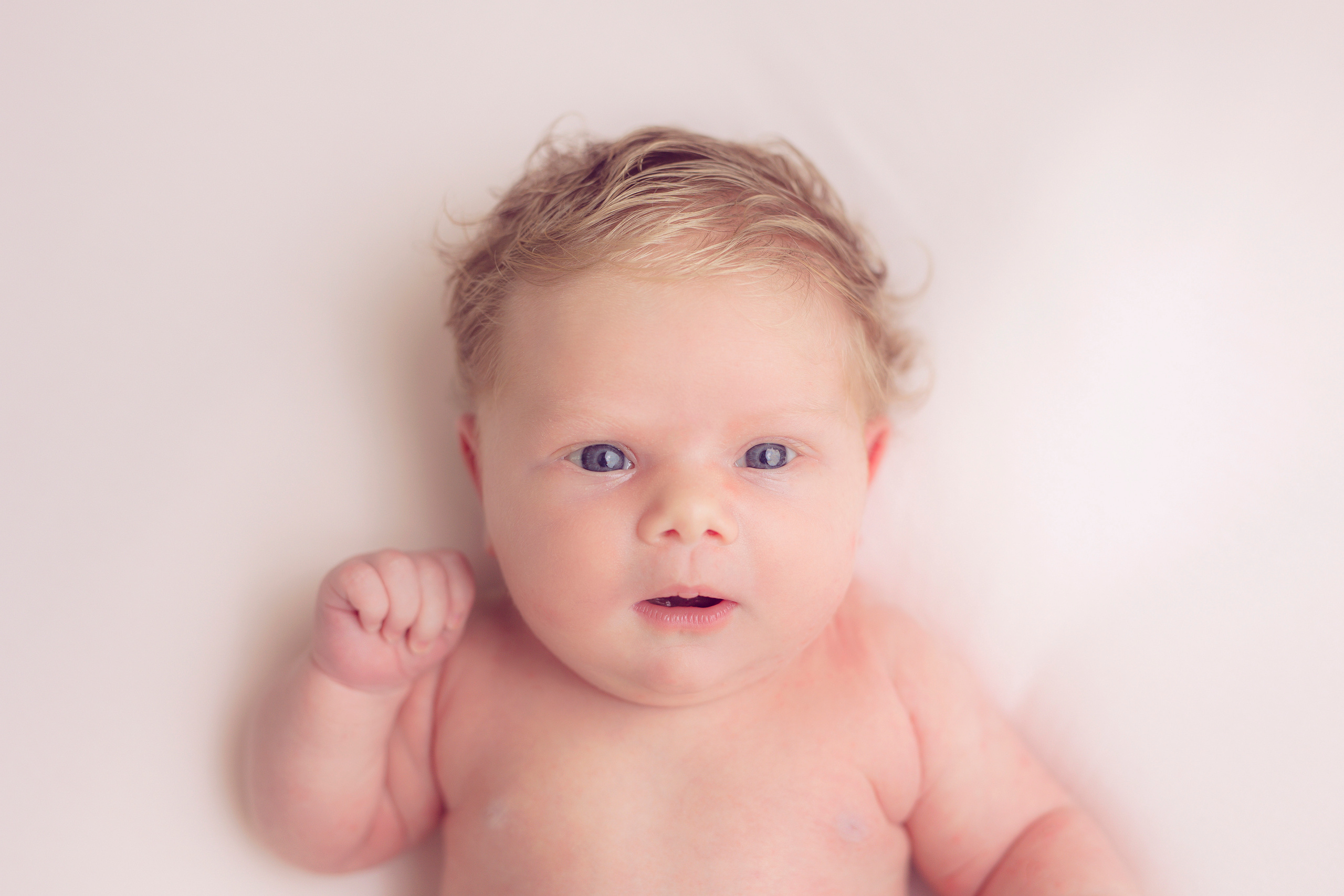 newborn kijkt naar de camera