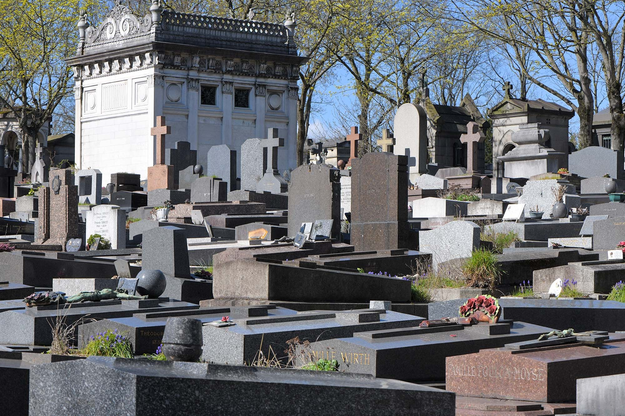 Père Lachaise Cemetery in Paris | Famous Graves & Photography Guide