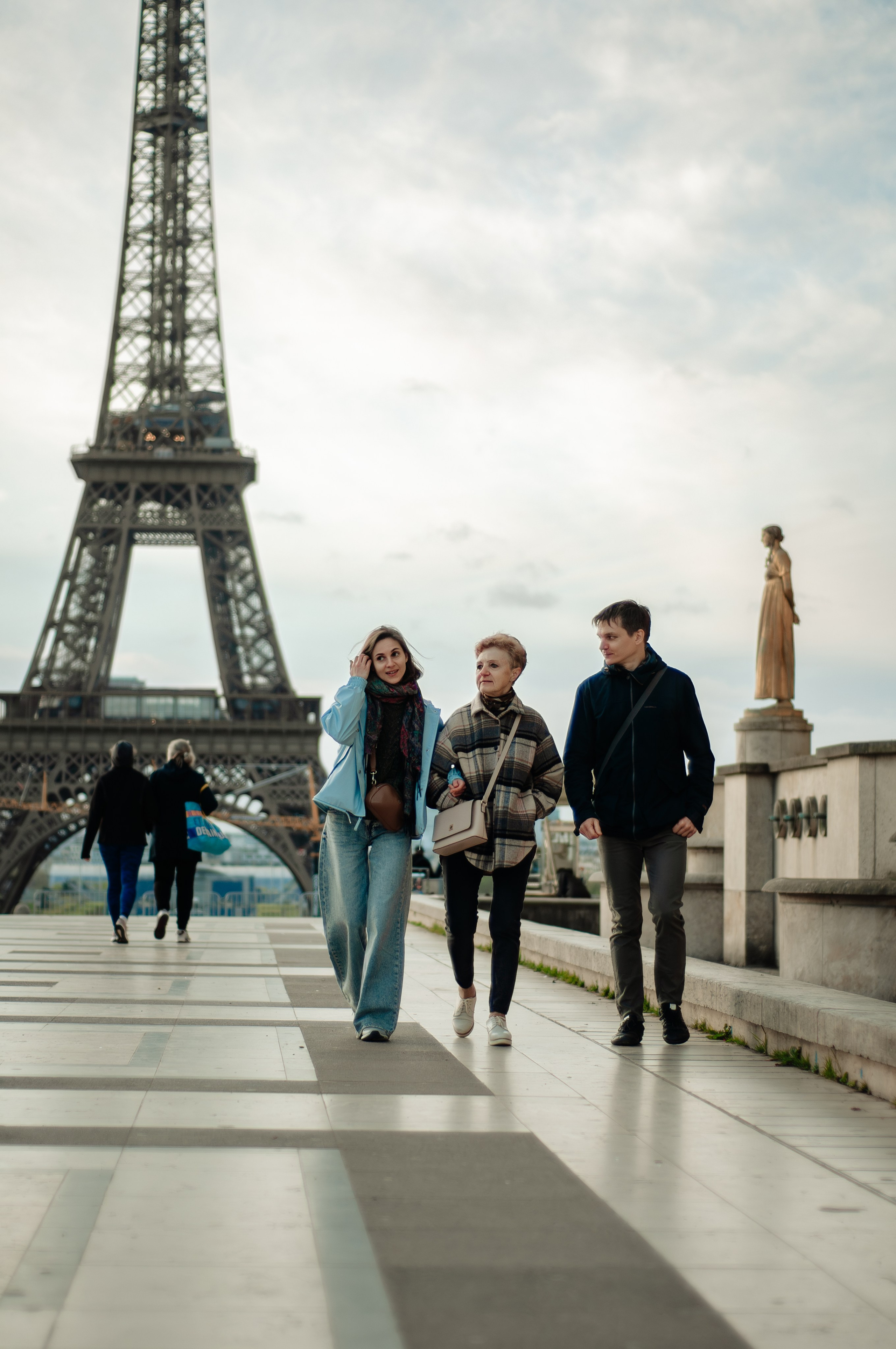 Family photoshoot at the Trocadero. Paris photographer — Polina Osipova