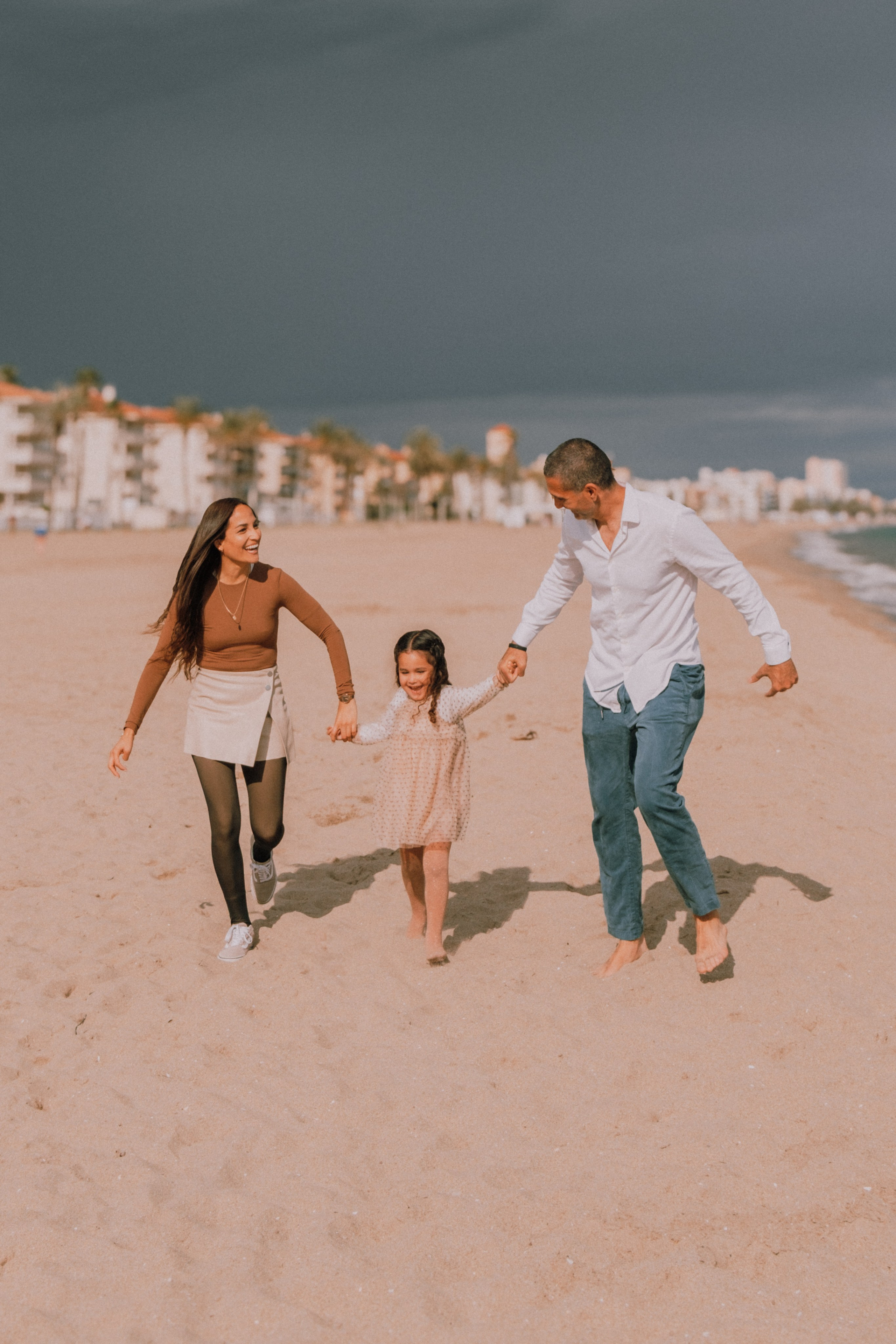 Sesión familiar en la playa. Fotografía profesional en Calafell - Elena Medvedeva