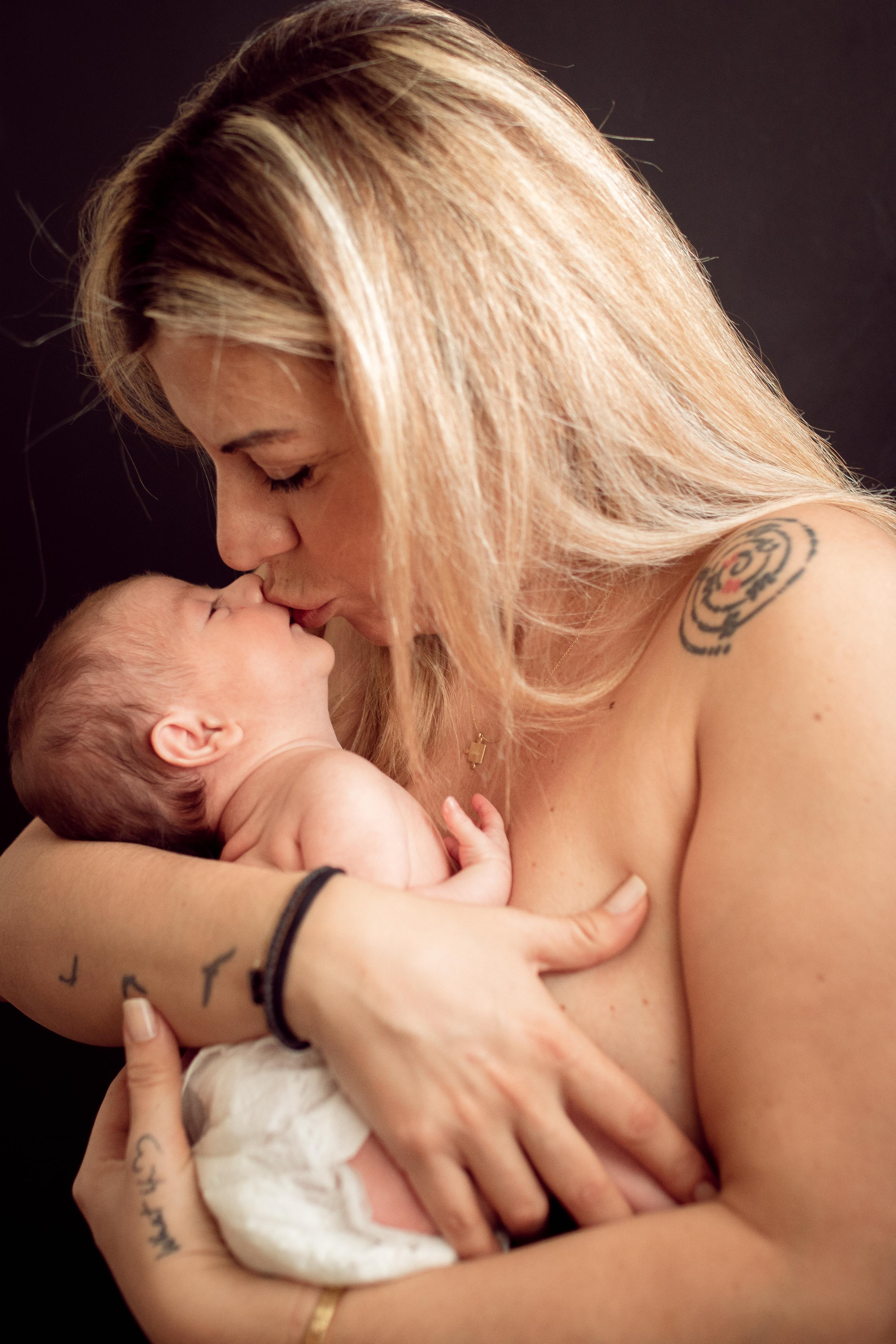 Home Newborn Session. Family Photographer in Greece
