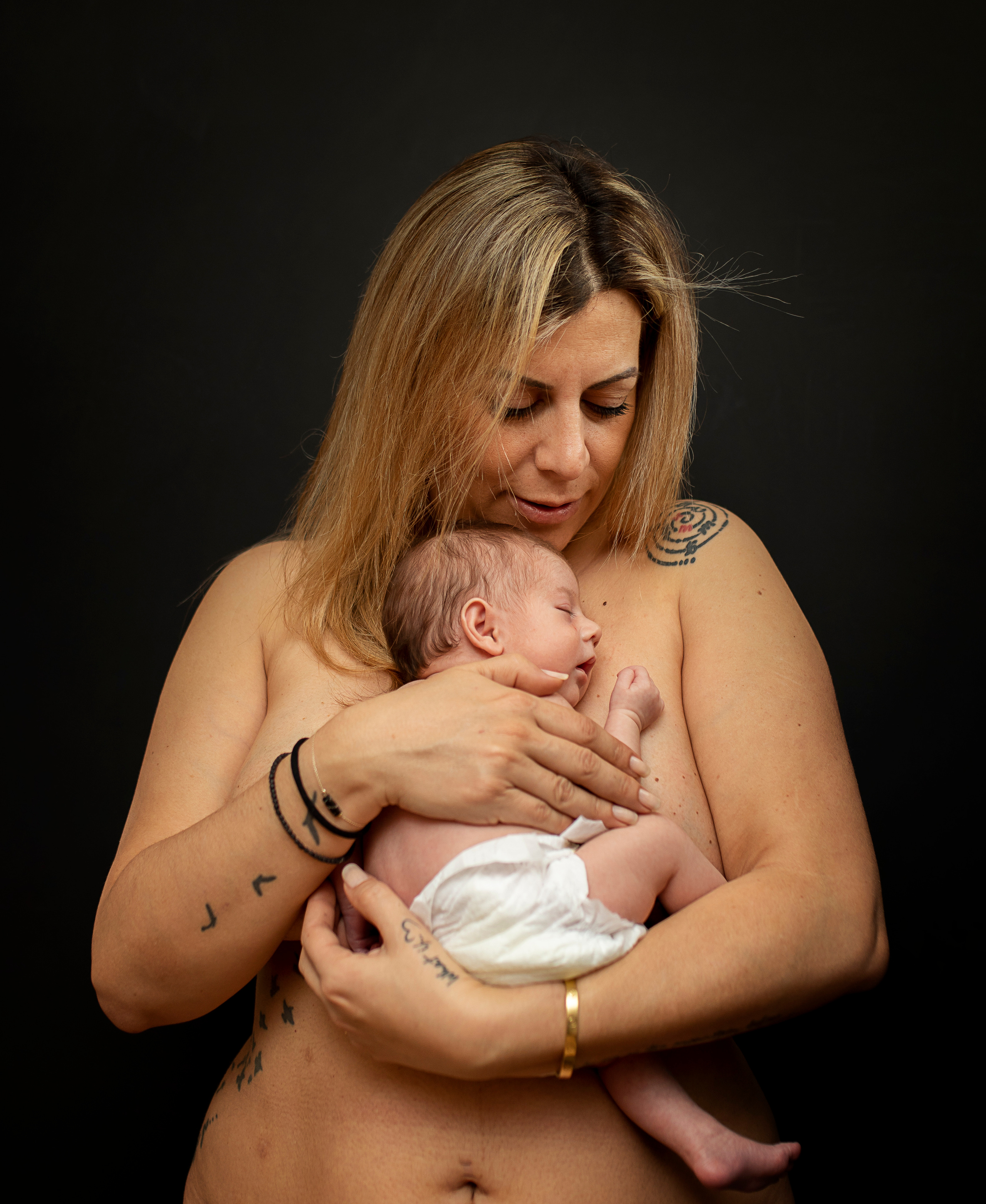 Home Newborn Session. Family Photographer in Greece