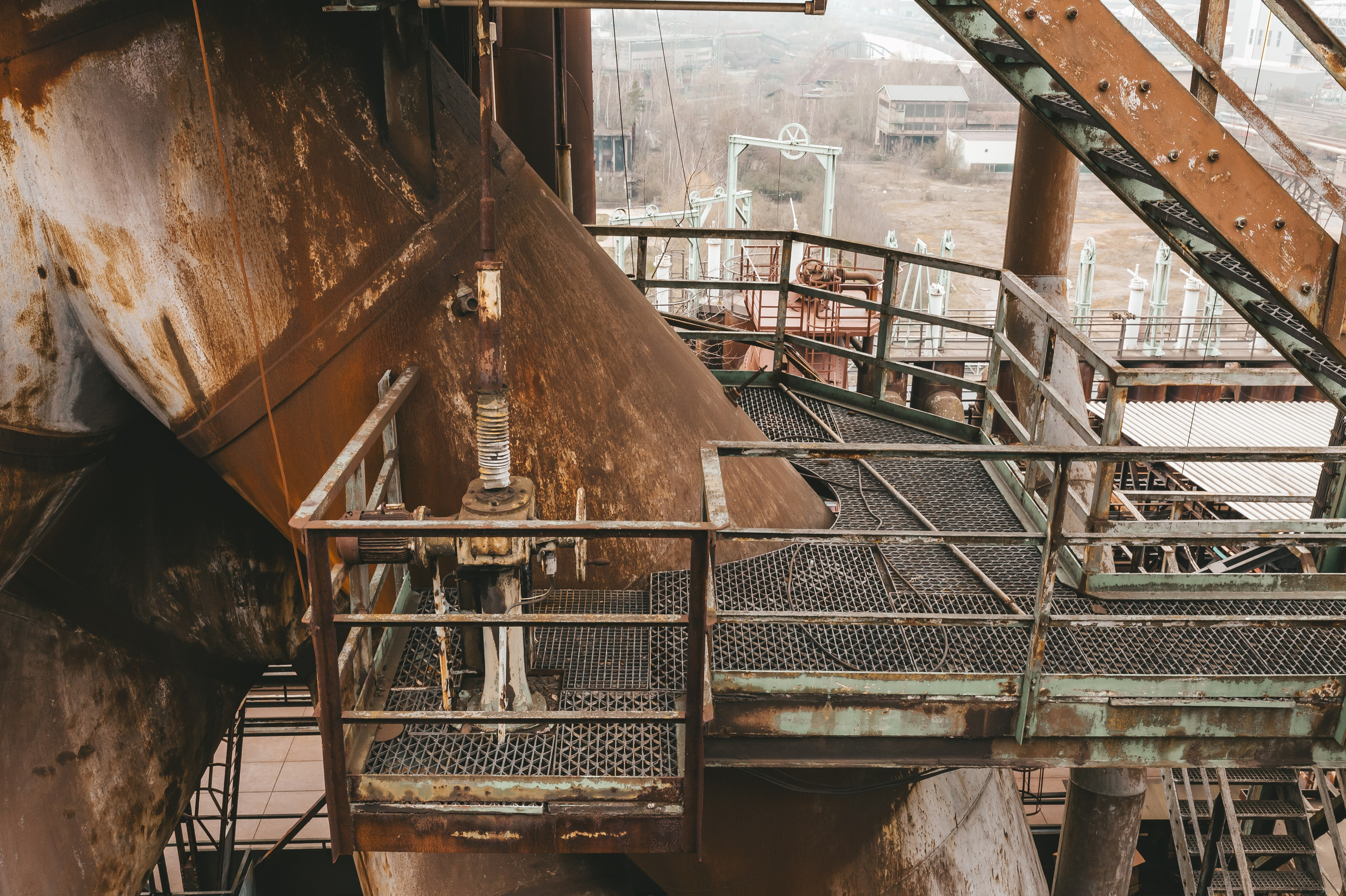 Заклёпанная металлическая поверхность крупным планом.