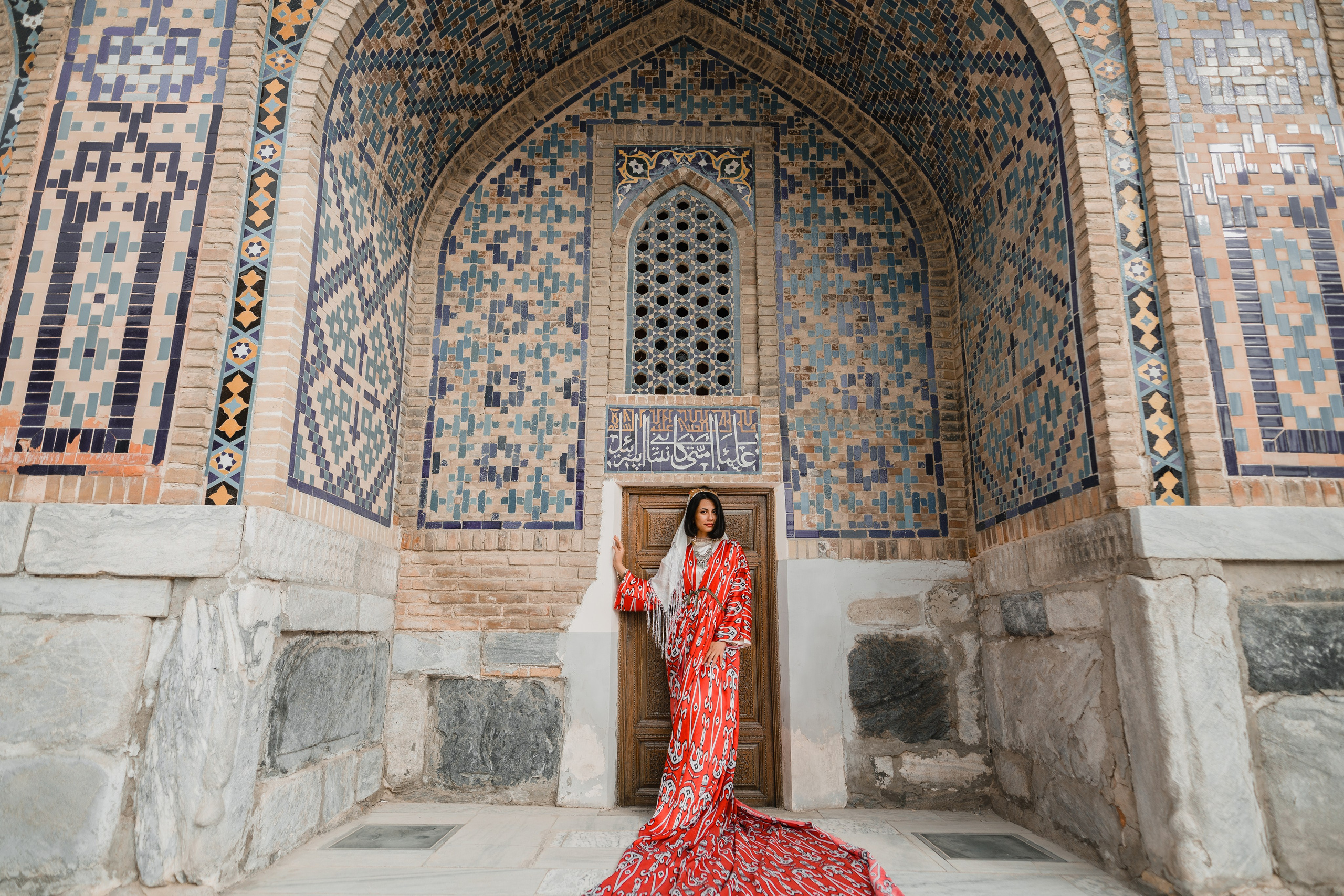 Красное длинное платье. Фотограф в Узбекистане и Самарканде Джасур Марупов