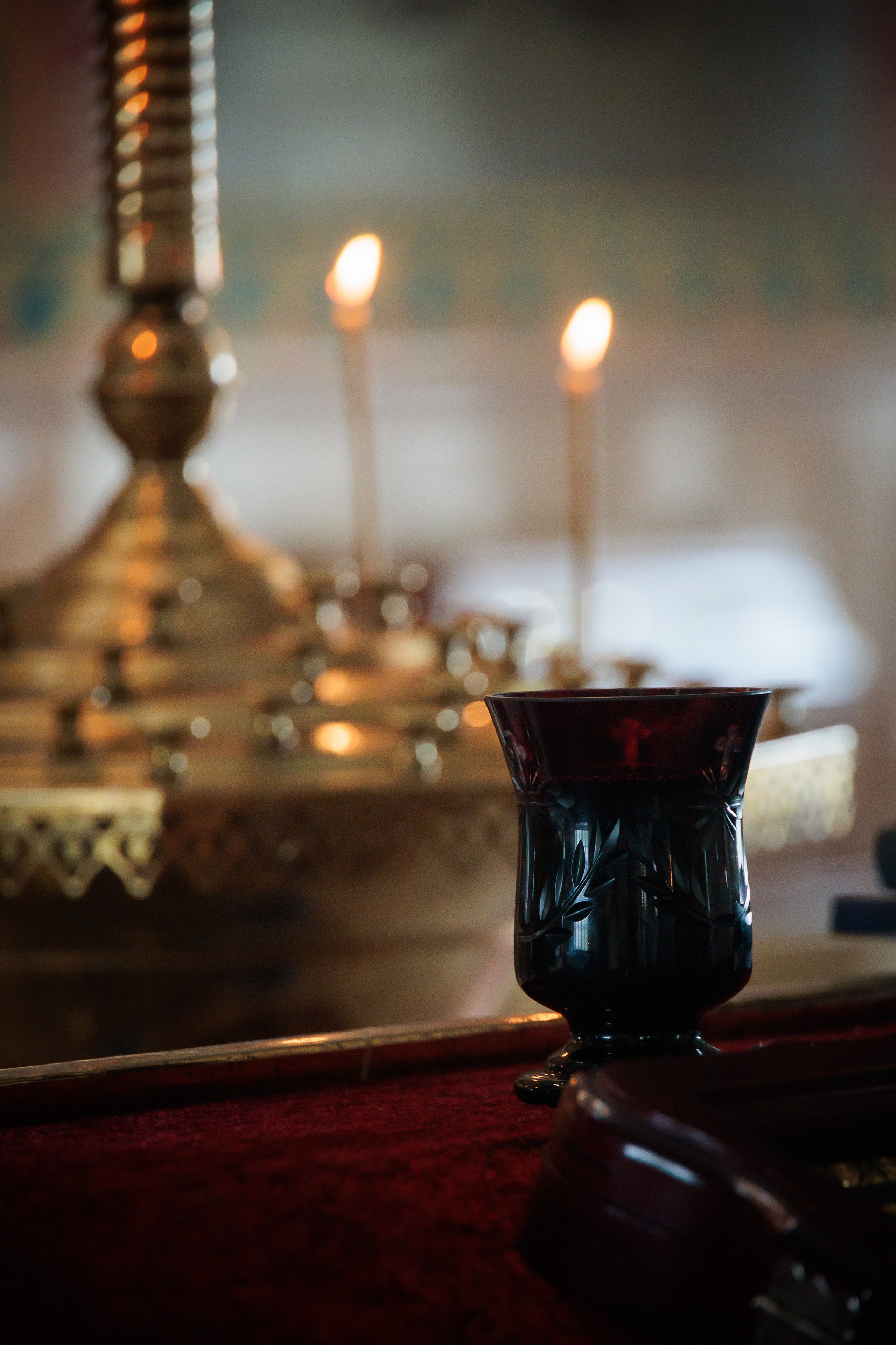 Detalii de la cununia religioasă: verighete și lumânări în biserică.