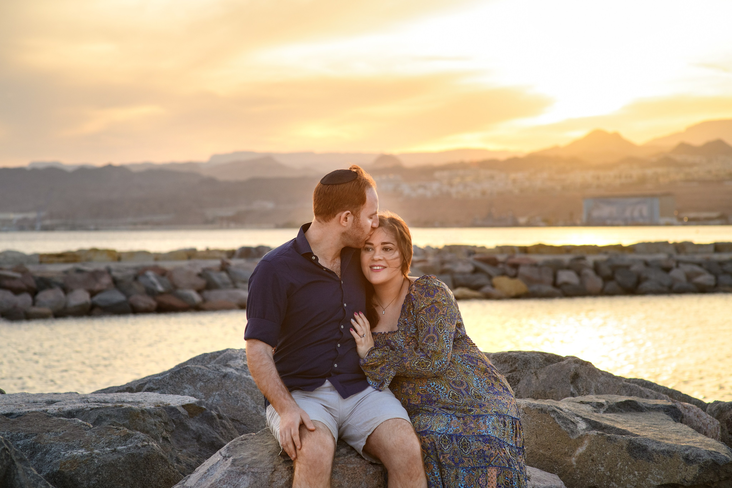 Pregnancy photoshooting for Saul and Jessica at sunset on the Red Sea. צלמת משפחה ילדים הריון וסיפורי אהבה באילת ישראל אולגה אמצ'יסלבסקי