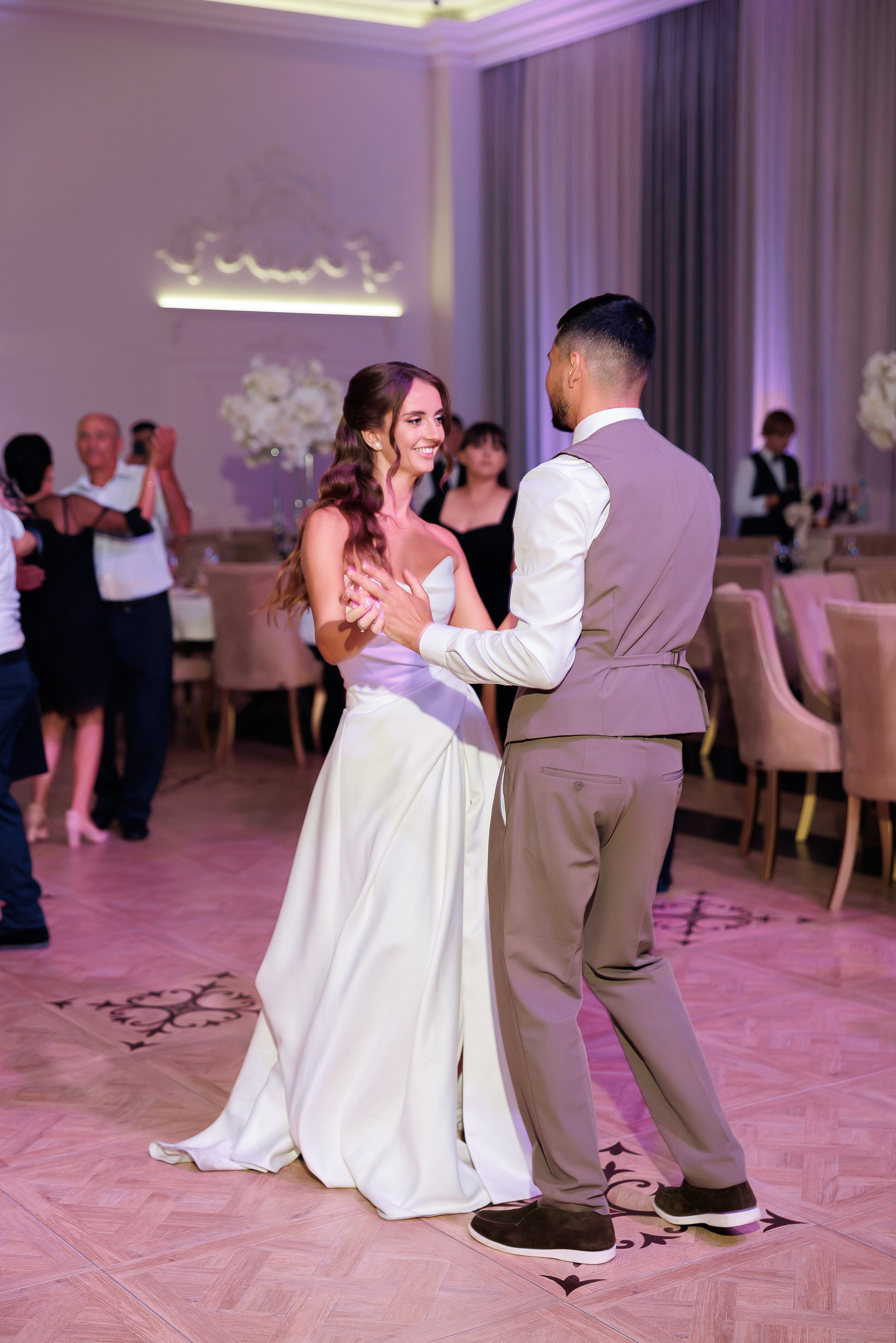 Eugen & Livia — Grand Elysee — Wedding Day. Servicii Foto și Video 067188353