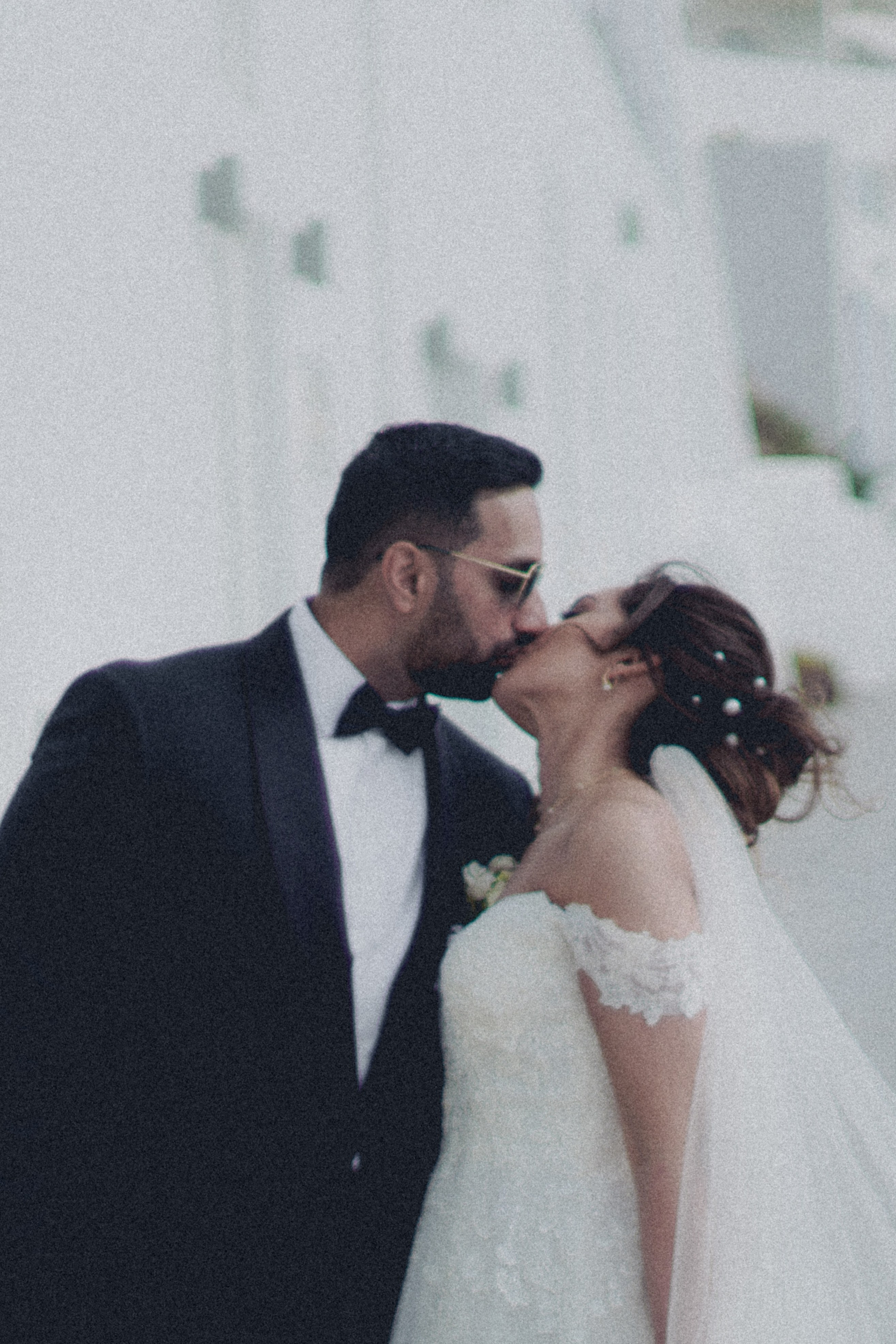 Fahid and Seher in Santorini. Photographer in Greece Kristina
