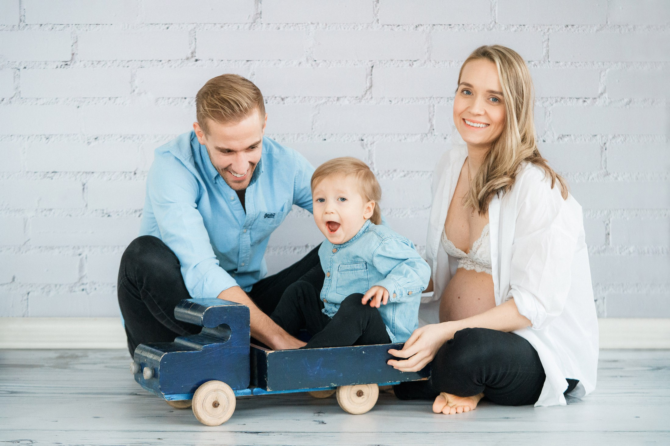 Raskausajan kuvaus studiolla Helsingissä