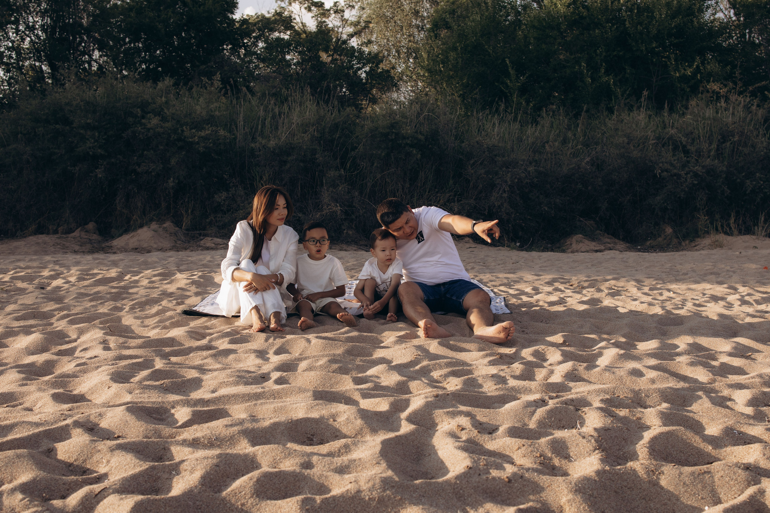 Family at Sunset. Фотограф родов, семей и новорожденных малышей в Дубае