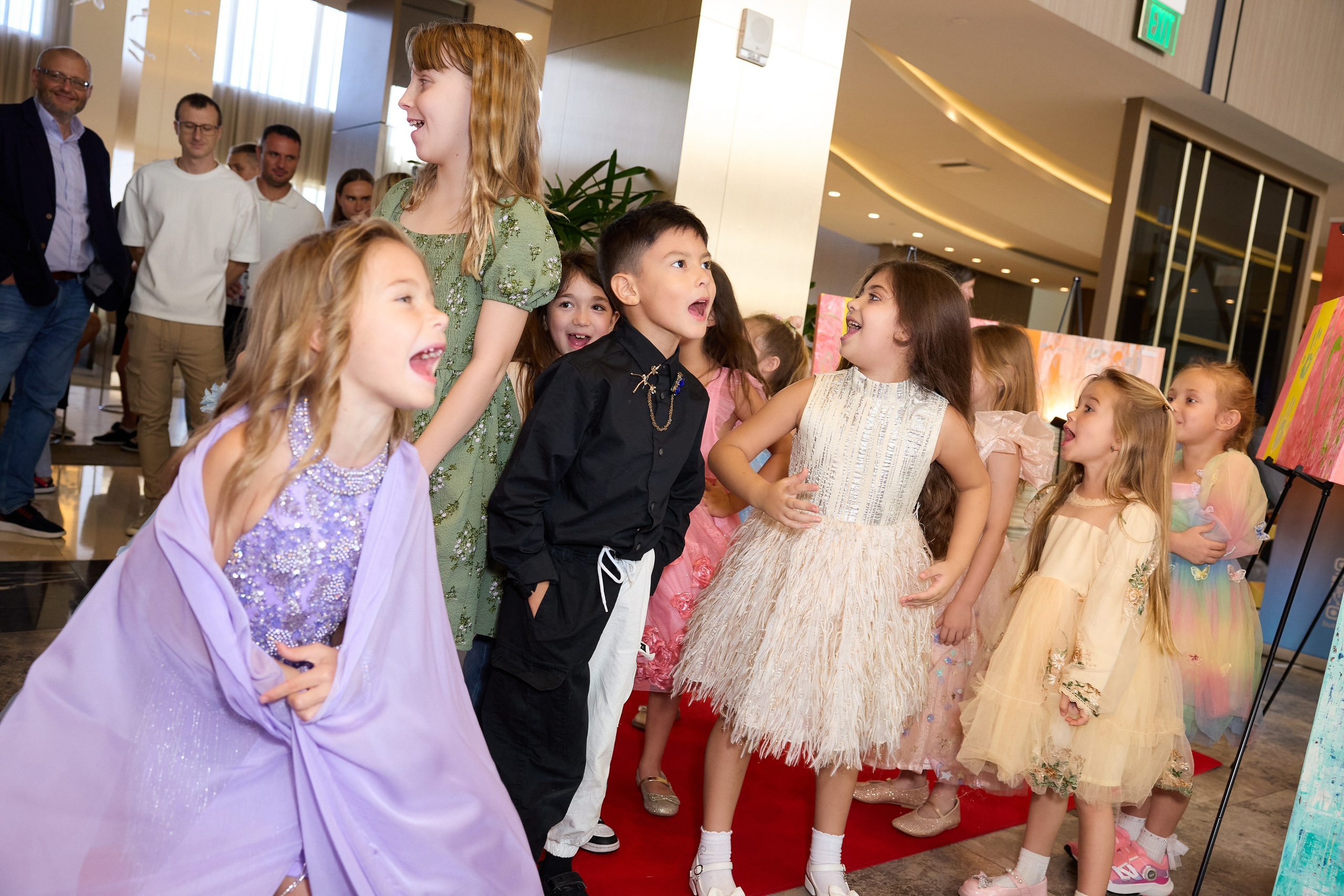 Авторская благотворительная художественная выставка Дианы Бортник. Фотограф Юлия Маковеева