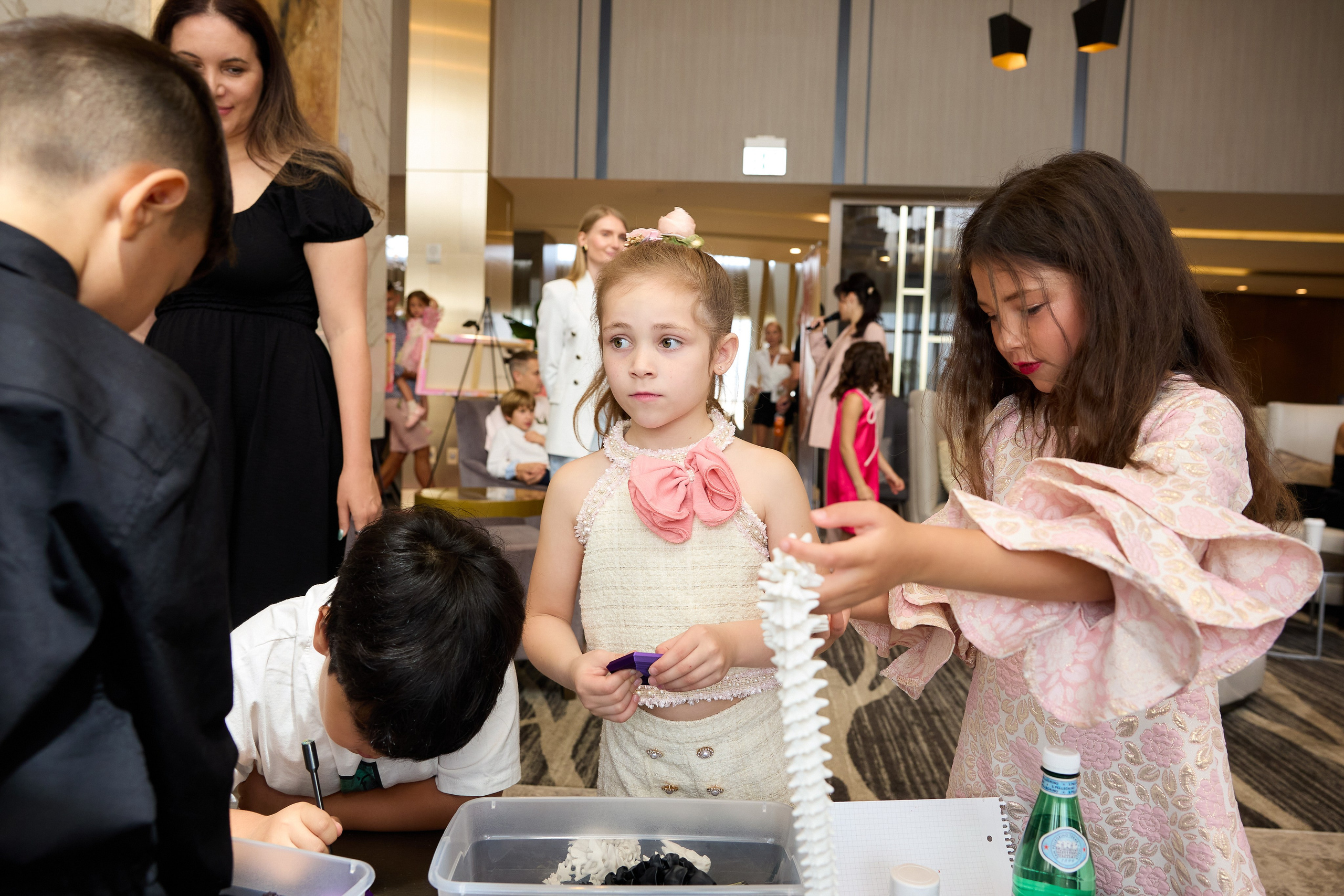 Авторская благотворительная художественная выставка Дианы Бортник. Фотограф Юлия Маковеева