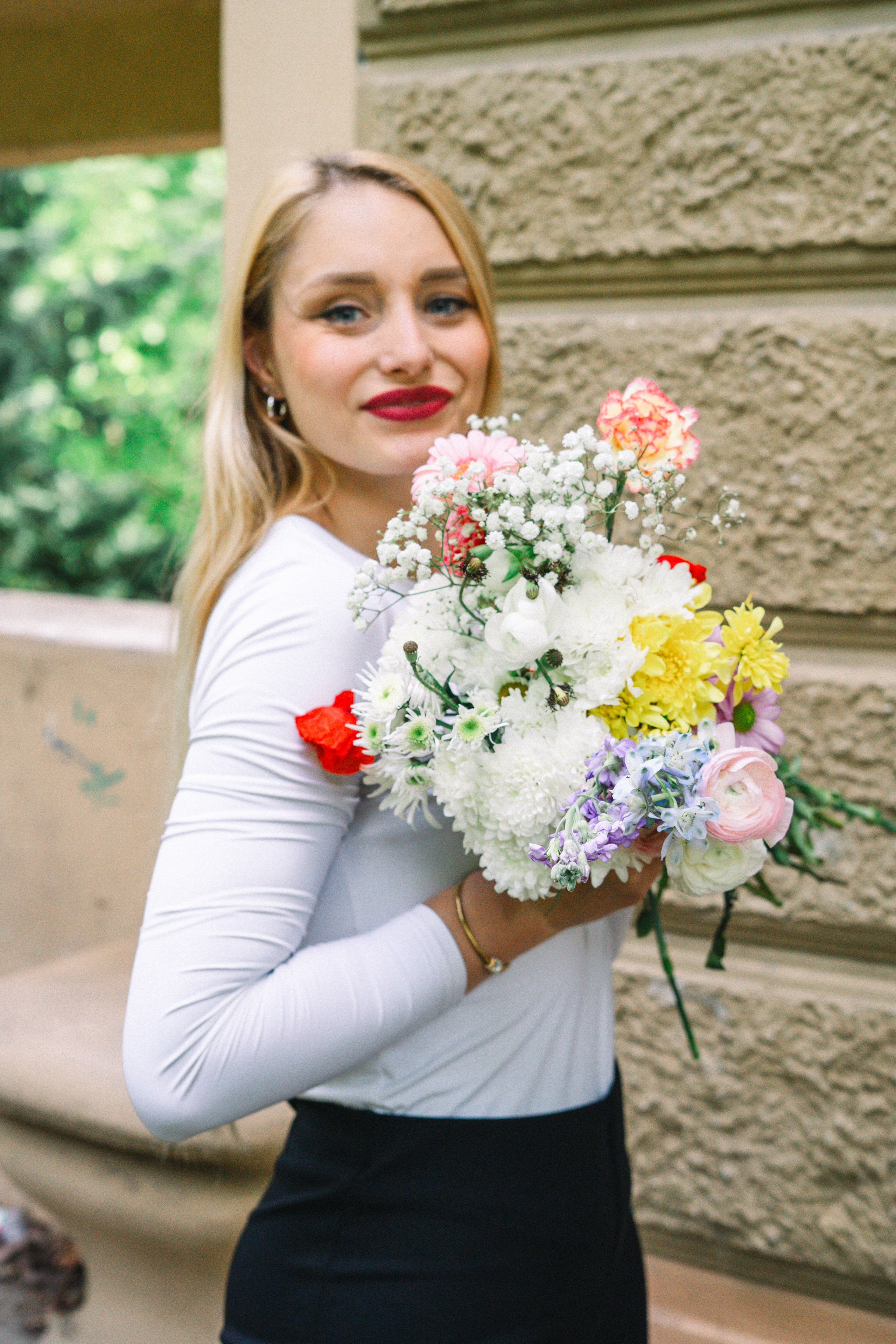 Focení mezi květy. Jana Holubová | Svatební, párová a rodinná fotografka v Praze