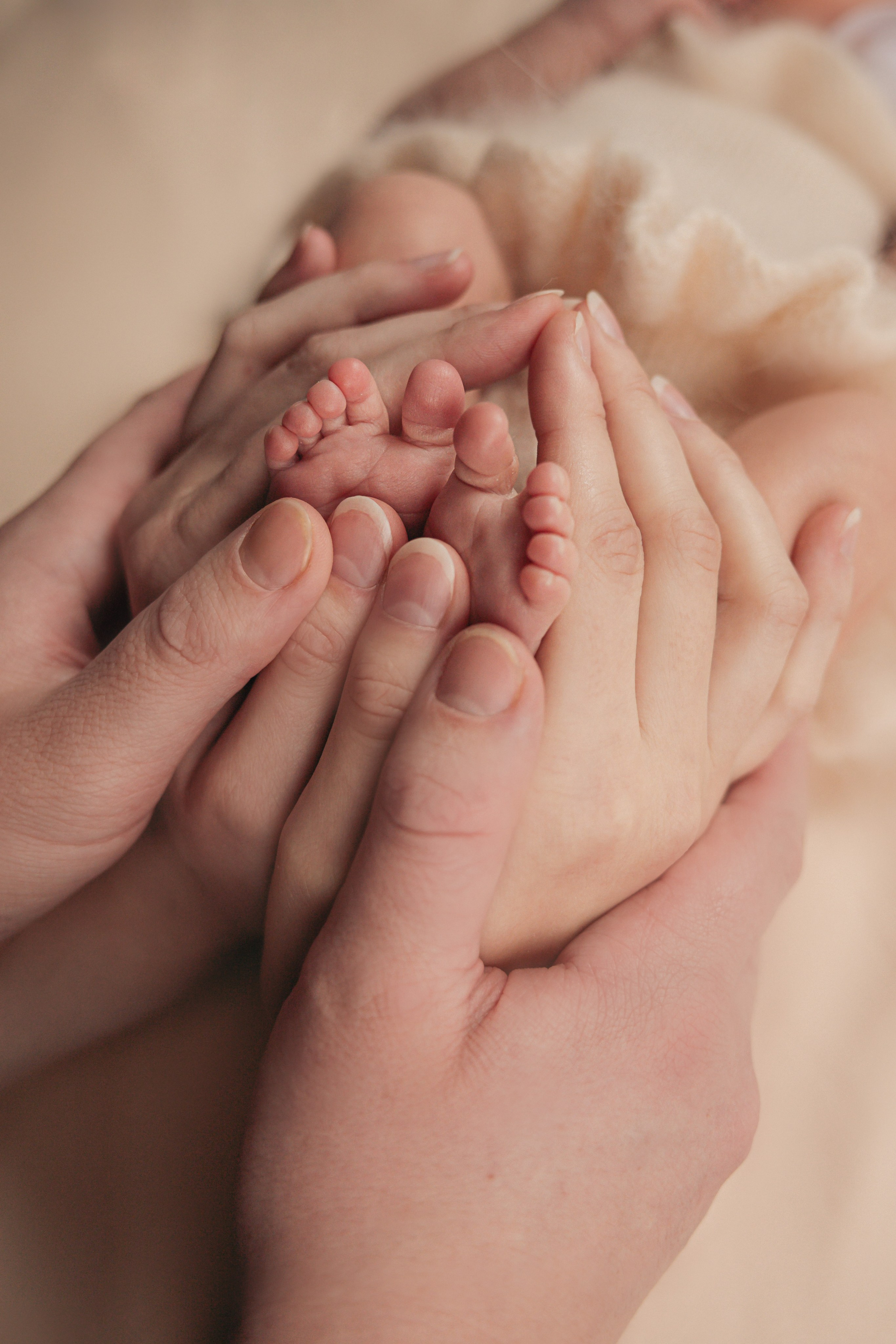 Jemná portrétní fotografie novorozence ve studiu v Písku