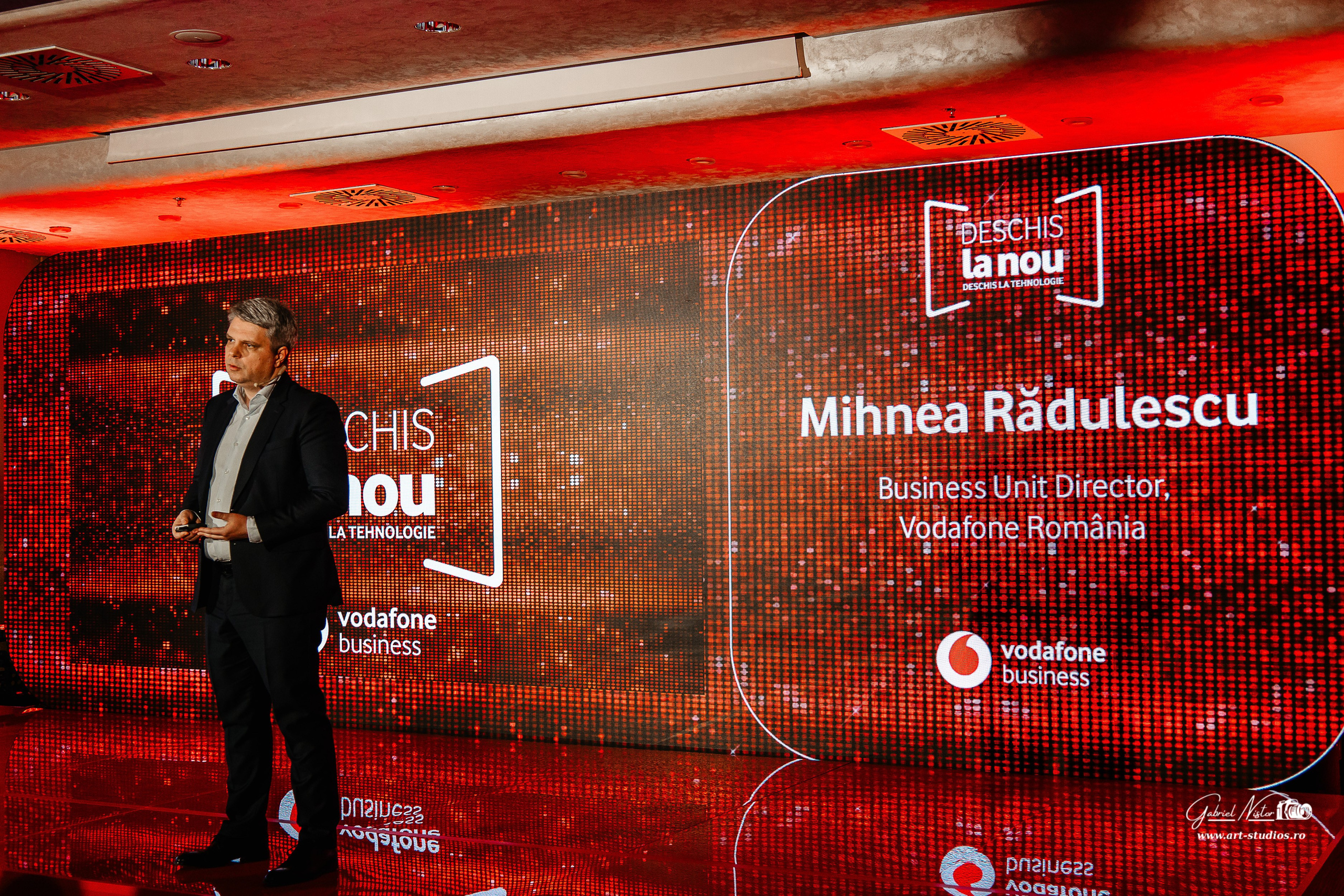 Vodafone - Deschis la Nou. Gabriel Nistor Art-Studios — Photographer / Videographer Iasi