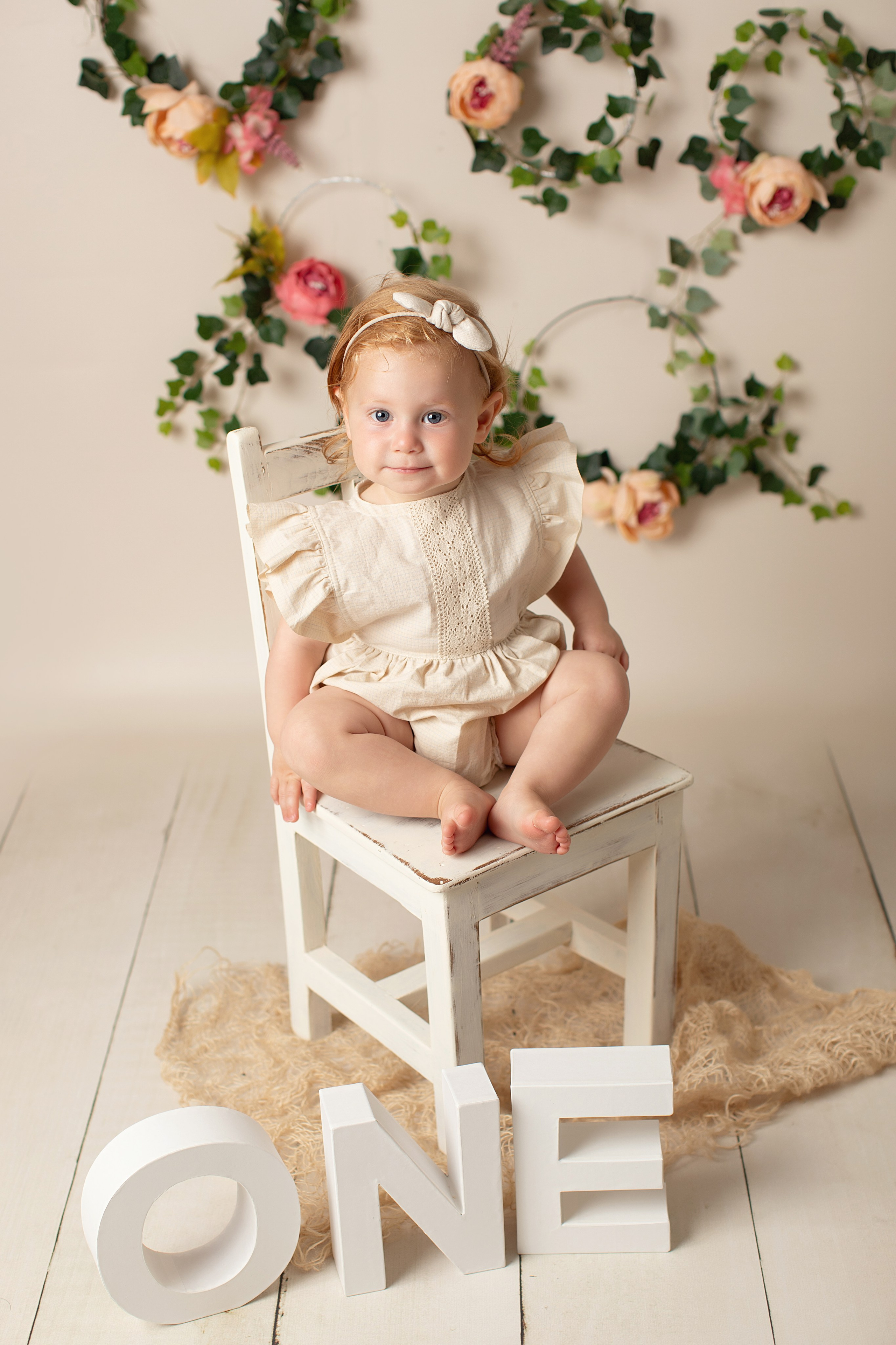 Vår studio erbjuder en färgglad och festlig fotosession för att dokumentera ditt barns första år fylld med skratt och glädje.