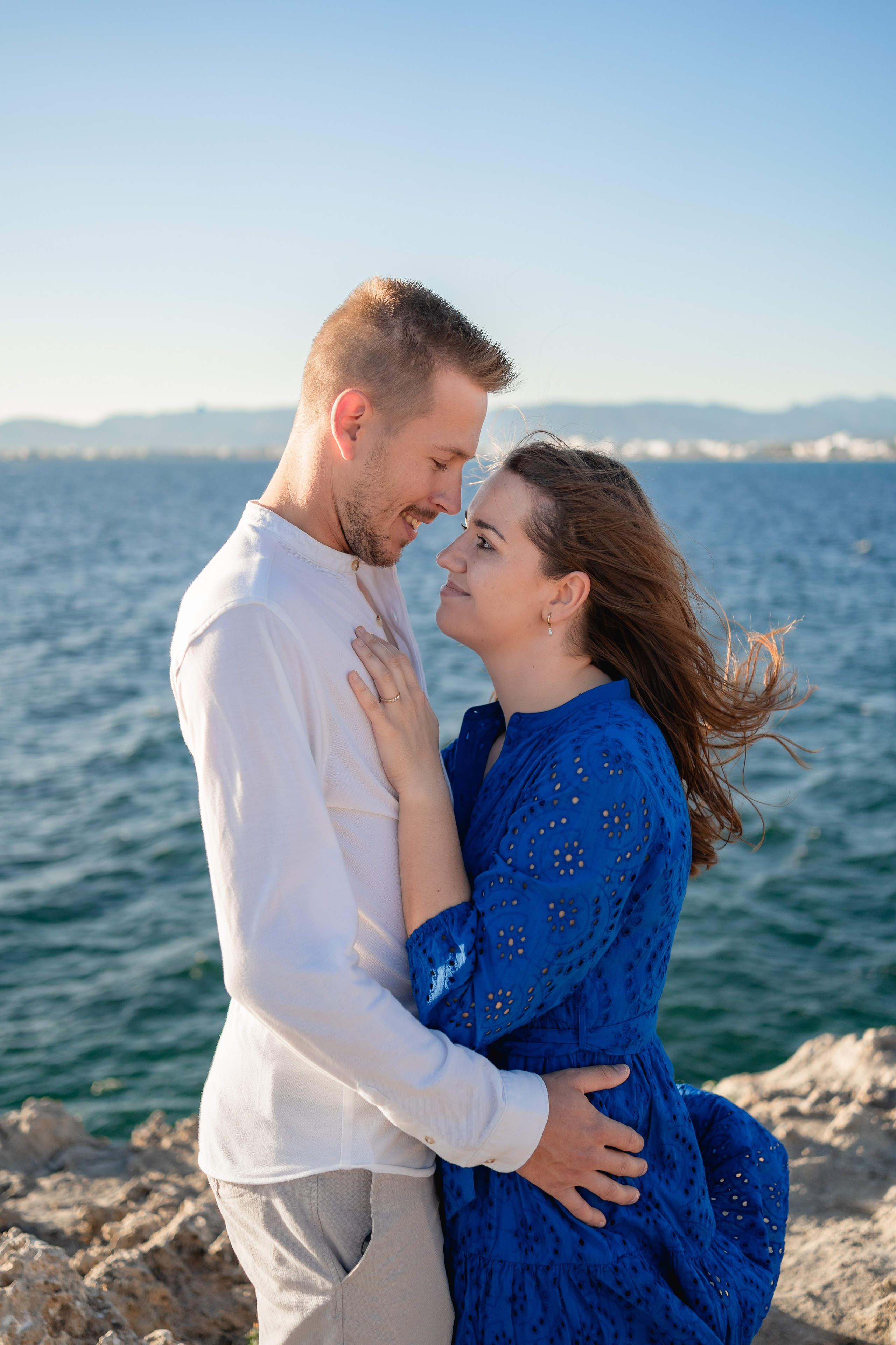 Romantischer Heiratsantrag auf Mallorca – Überraschung am Meer. Deine Fotografin auf Mallorca für Familien und Business