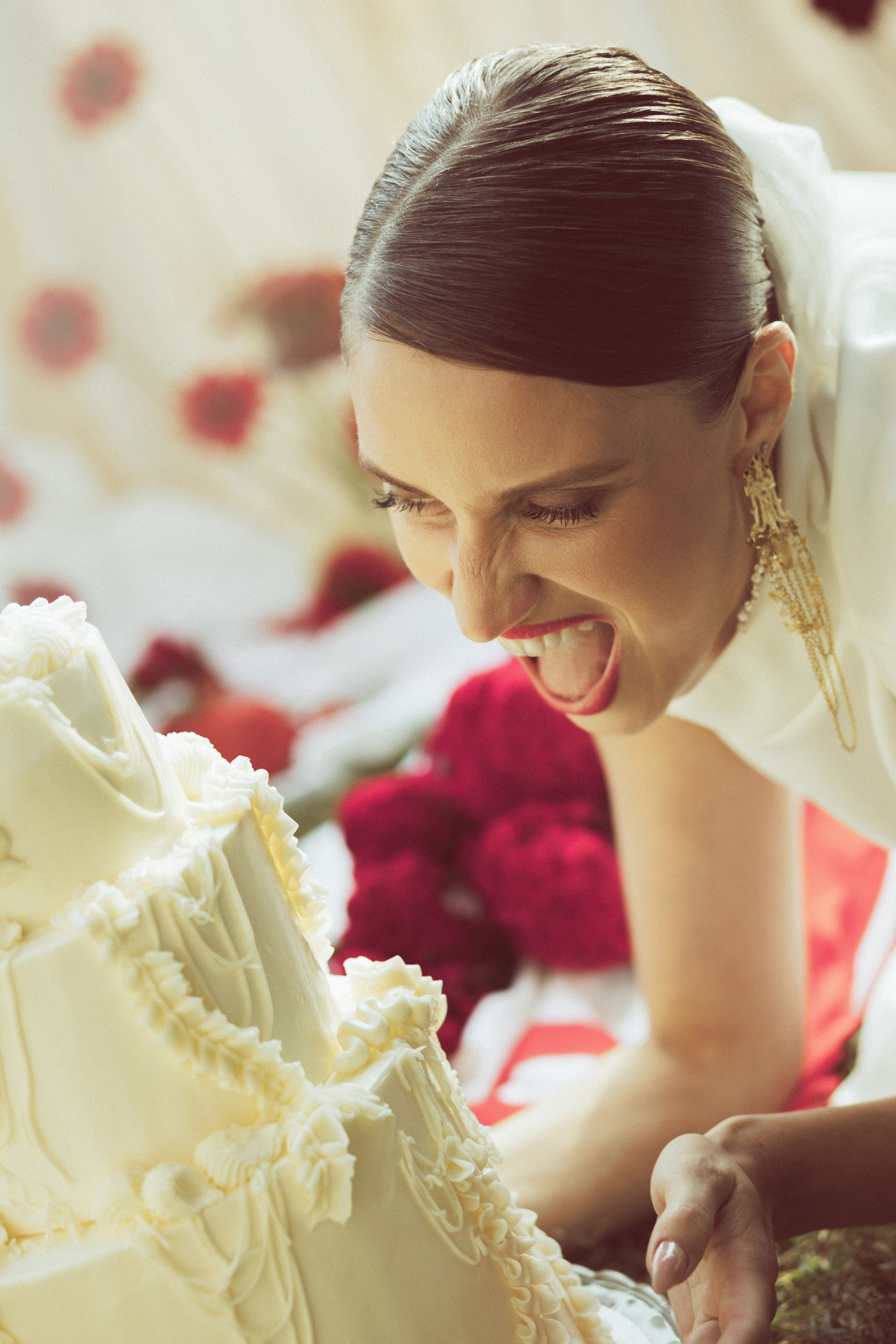 Julia — Red Wedding Editorial on Lake Como. Liza Bizzaro — Italy Wedding, Love Story & Portrait Photographer in Milan, Turin, Piedmont and Across Italy