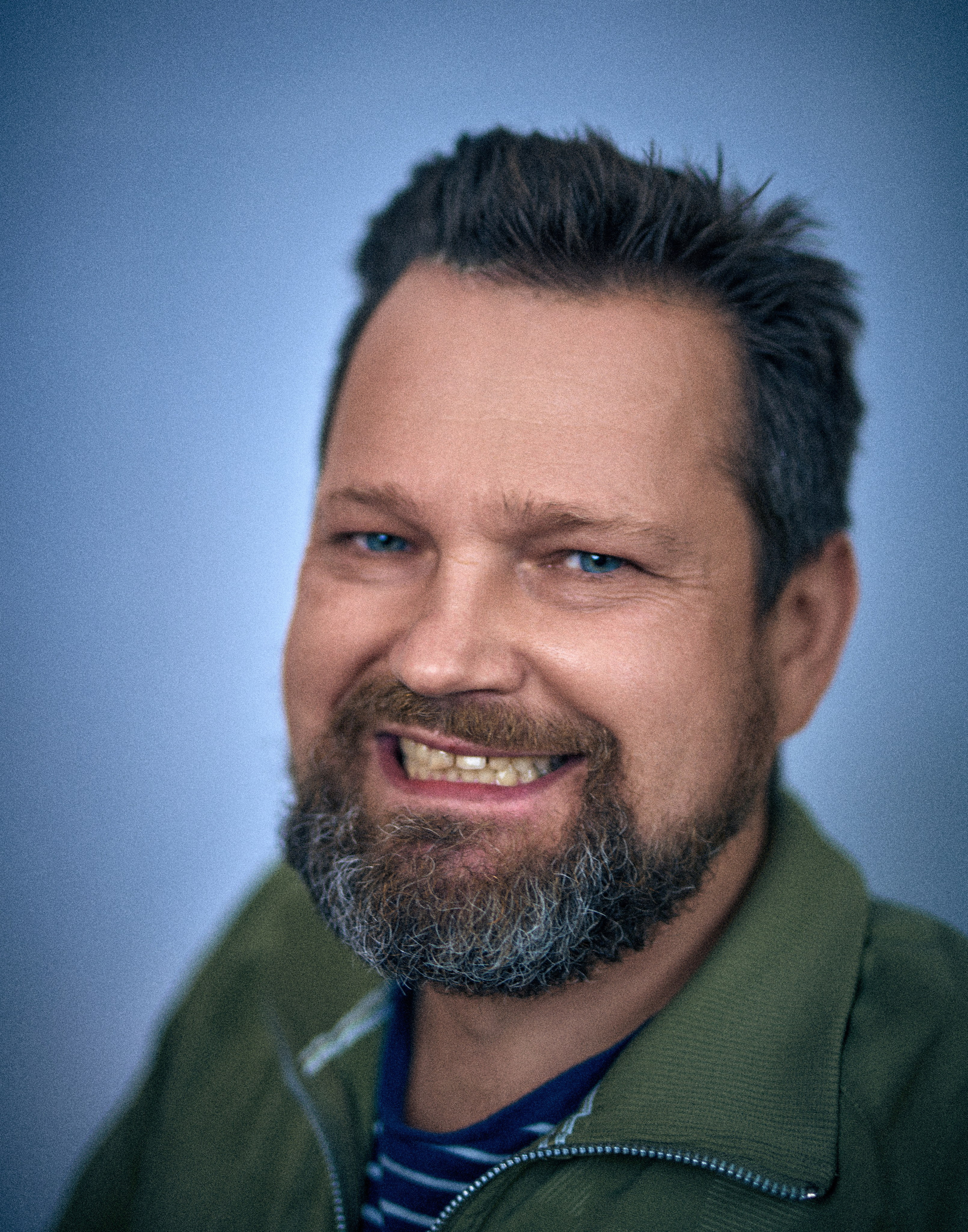 Portret męski charakterystyczny - Daniel niebieskooki smok - fotograf Andriej Szypiłow