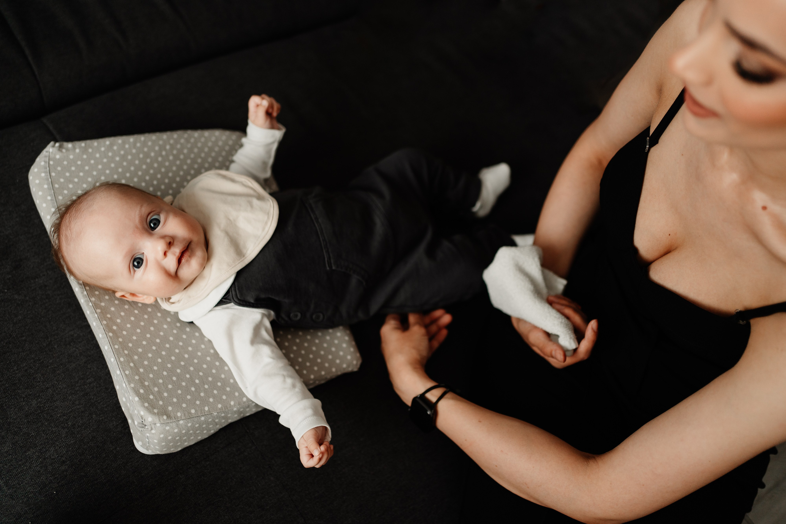 Instantaneu plin de tandrețe dintre părinți și bebeluș în ziua botezului, realizat în Craiova. Fotografie profesională de botez, capturând emoțiile autentice ale familiei într-un decor luminos și cald