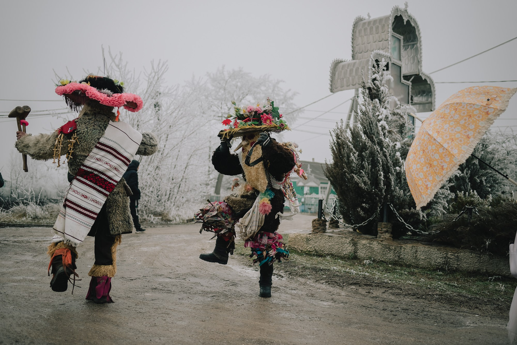 Malanca is a spectacular folk tradition, especially common in the communities of northern Moldova and Bukovina, with deep roots in New Year’s customs. It usually takes place on the night of December 31st to January 1st and marks the transition between years through a blend of folk theater, traditional costumes, music, dance, and humor.Participants – known as malancari – dress up as symbolic characters, often inspired by mythology, history, or rural life: death, the soldier, the bride, the bear, the gypsy, the devil, the old man, and many more. They go from house to house or take part in organized village parades, accompanied by drums, flutes, and distinctive sounds. The message behind it is to chase away evil and attract good fortune, fertility, and abundance in the new year.In some areas, Malanca has evolved into a true display of folk art, with groups preparing costumes, scripts, and music months in advance. It is an authentic way of preserving cultural identity and celebrating community spirit.