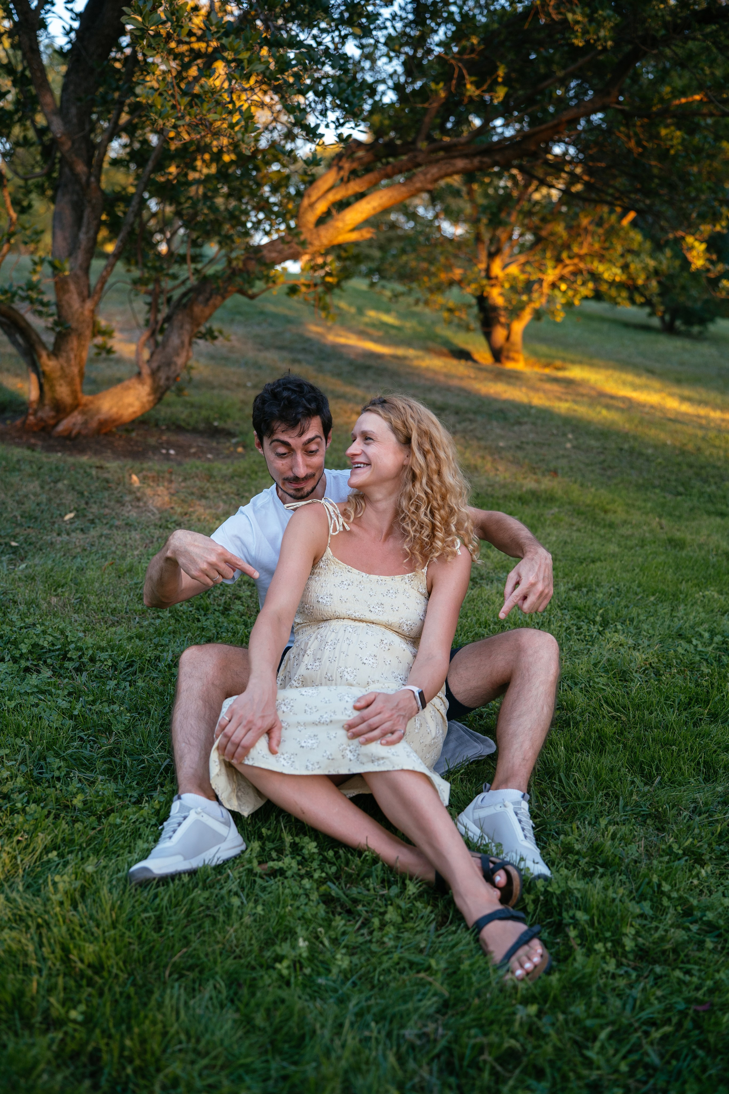 Candid pregnancy photoshoot in the park. Photographer in Madrid, Spain. Alyona Belyaninova
