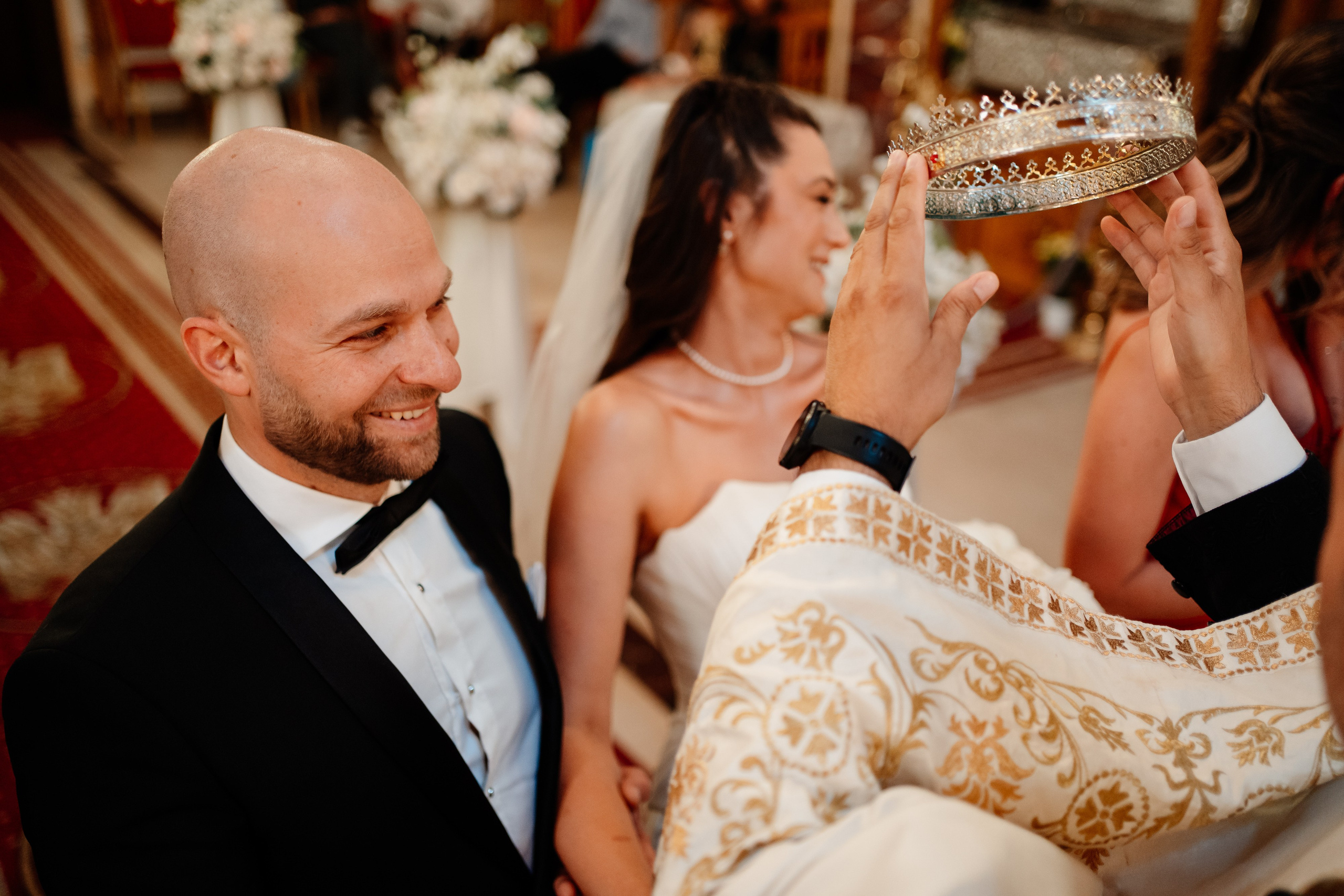 Moment emoționant între miri în ziua nunții, surprins într-un cadru natural și romantic, la Bokka Buftea. Fotografie de nuntă profesională, editată artistic pentru a evidenția emoția și eleganța evenimentului.