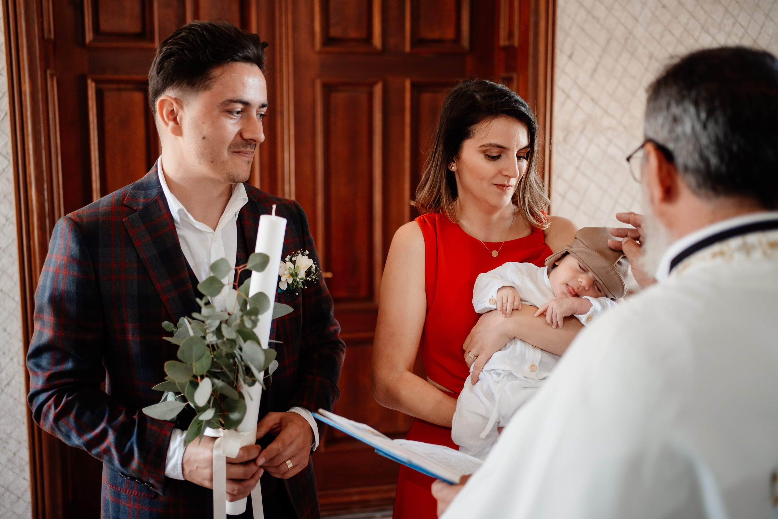 Moment emoționant între miri în ziua nunții, surprins într-un cadru natural și romantic, la Grădina Lahovari. Fotografie de nuntă profesională, editată artistic pentru a evidenția emoția și eleganța evenimentului.