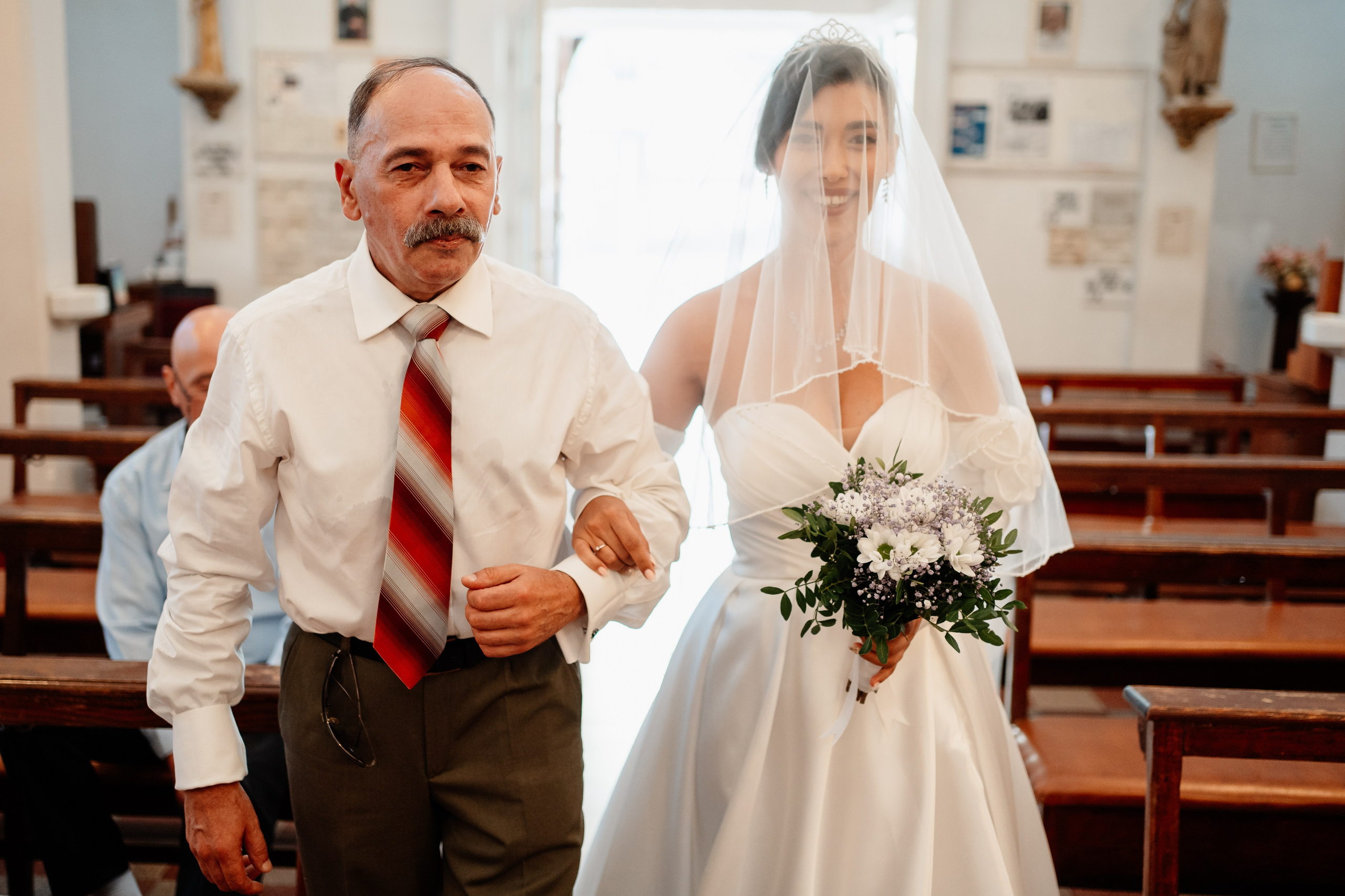 Moment emoționant între miri în ziua nunții, surprins într-un cadru natural și romantic, in Bucuresti. Fotografie de nuntă profesională, editată artistic pentru a evidenția emoția și eleganța evenimentului.