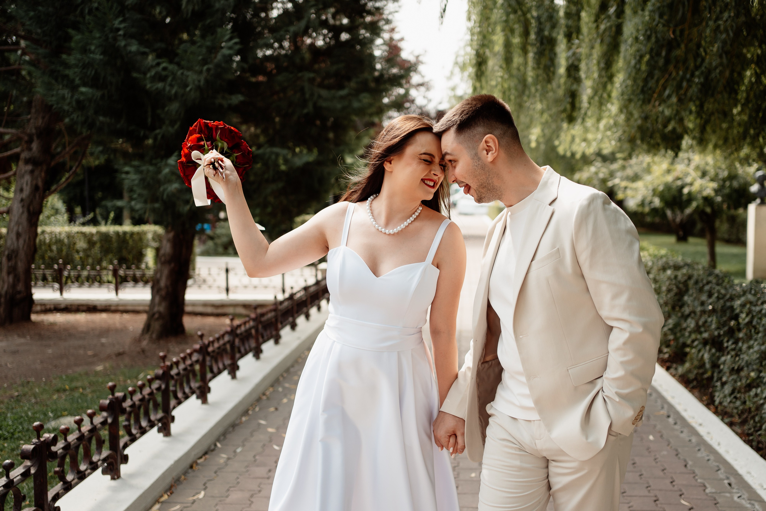 Miri fericiți în fața oficiului stării civile din Ilfov, celebrând începutul unei noi vieți împreună. Fotografie de cununie civilă, capturând naturalețea și bucuria momentului special.